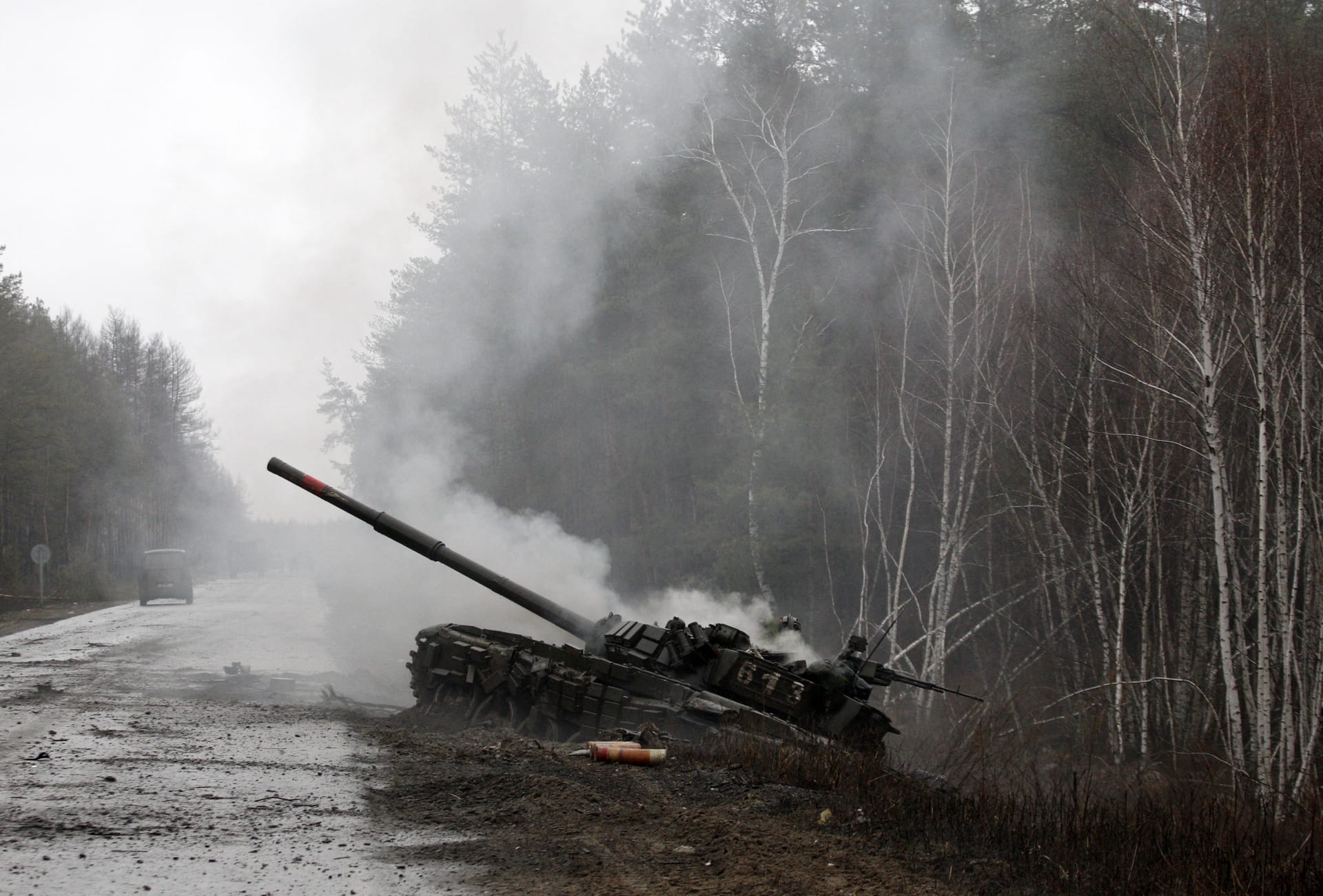 دخان يتصاعد من دبابة روسية دمرتها القوات الأوكرانية 