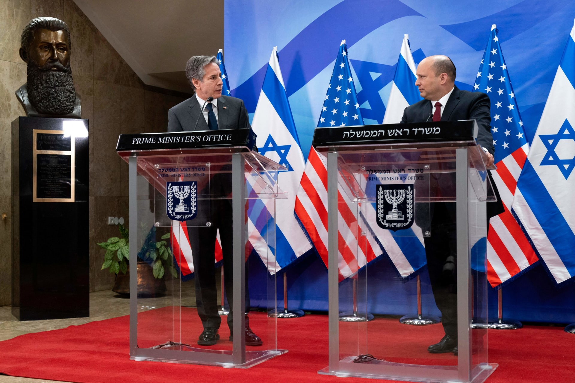 رئيس الوزراء الإسرائيلي نفتالي بينيت في مؤتمر صحفي مشترك مع وزير الخارجية الأمريكي أنتوني بلينكن
