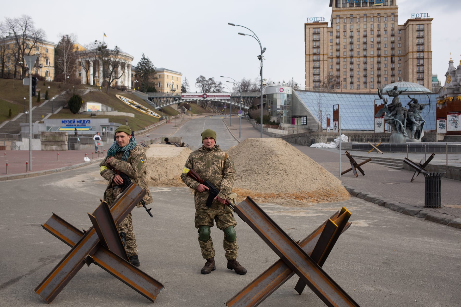 جنديان أوكرانيان في نقطة التفتيش بكييف