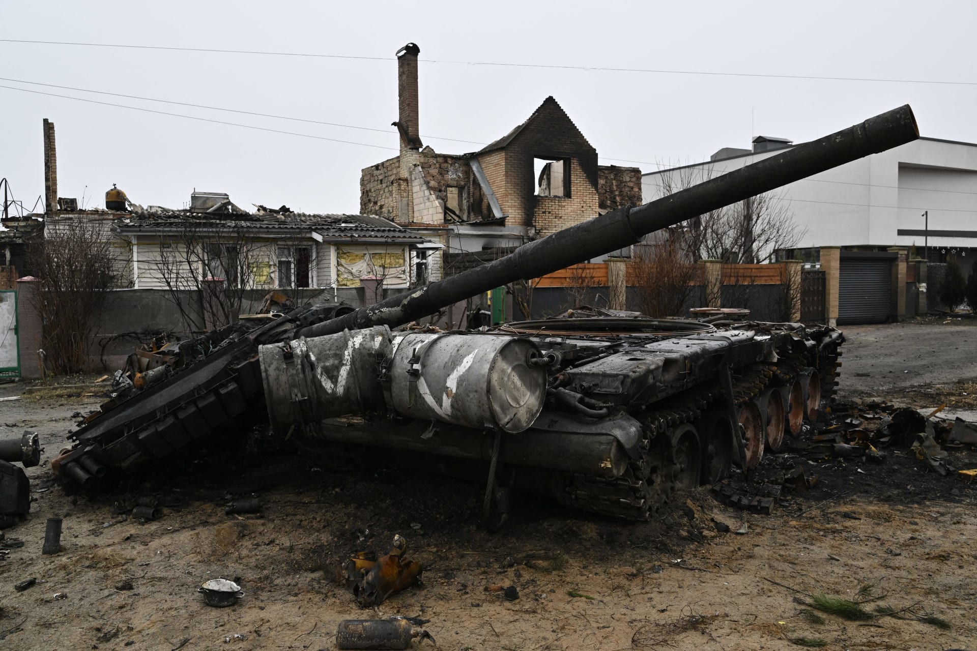 دبابة روسية مدمرة في أوكرانيا 