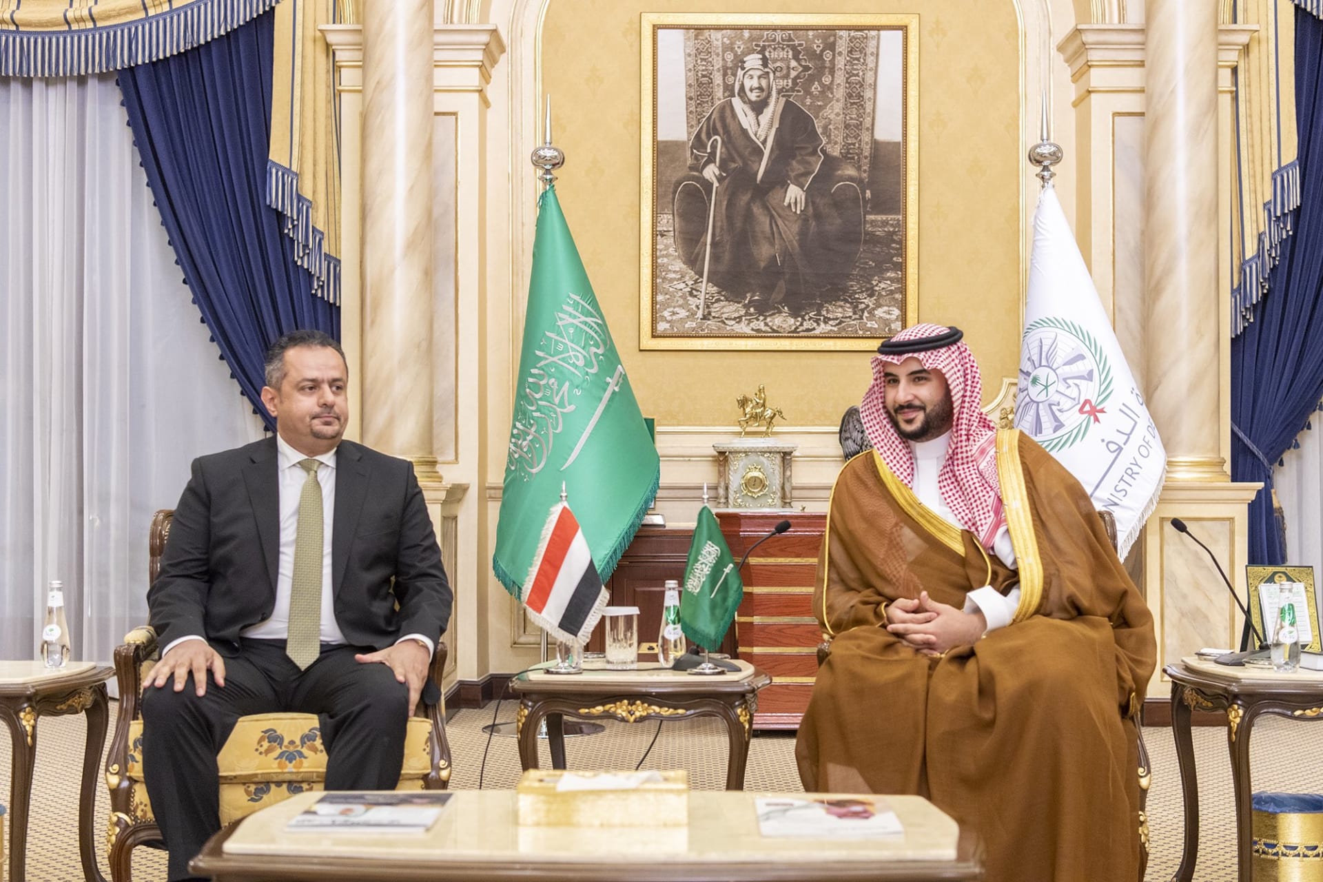 جانب من لقاء وزير الدفاع السعودي، الأمير خالد بن سلمان ومجلس الوزراء اليمني