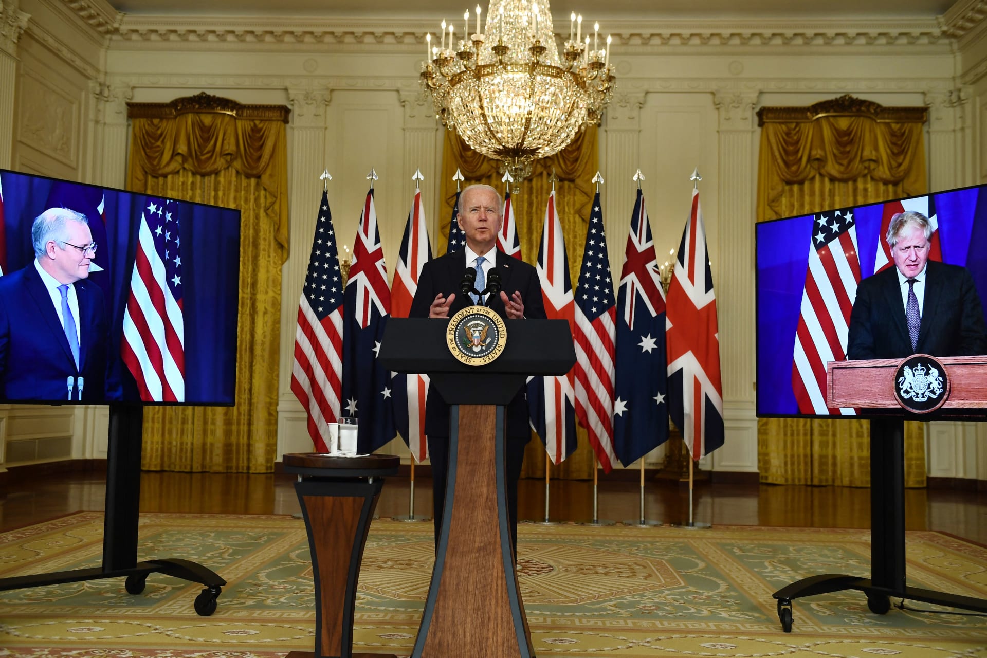 صورة أرشيقية للرئيس الأمريكي جو بايدن ورئيس الوزراء البريطاني بوريس جونسون، ونظيره الأسترالي سكوت موريسون