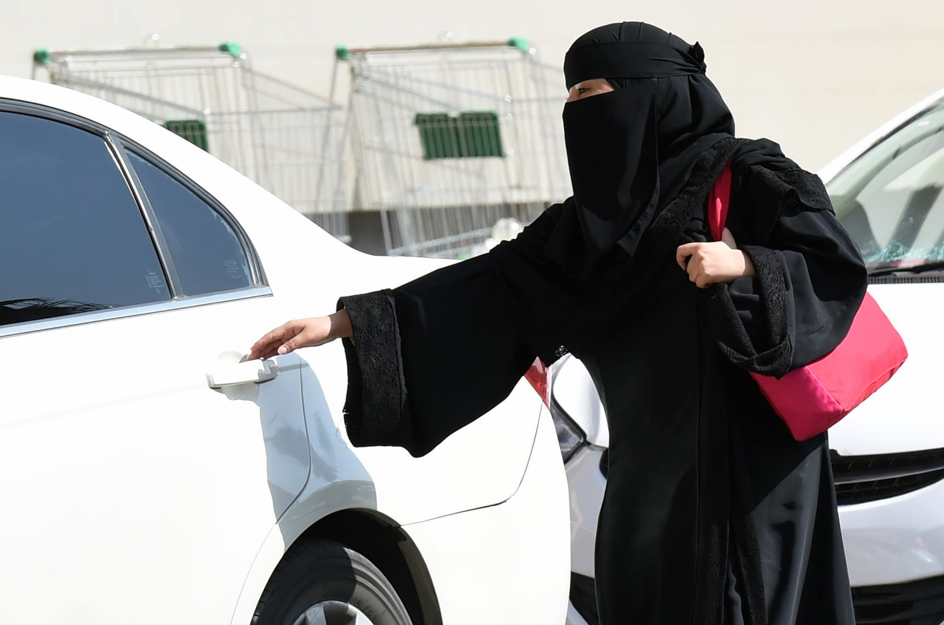 السعودية.. تفاعل على تصرف فتاة رفضت قبول القهوة من سائق أجرة خوفا من "ألمخدرات"
