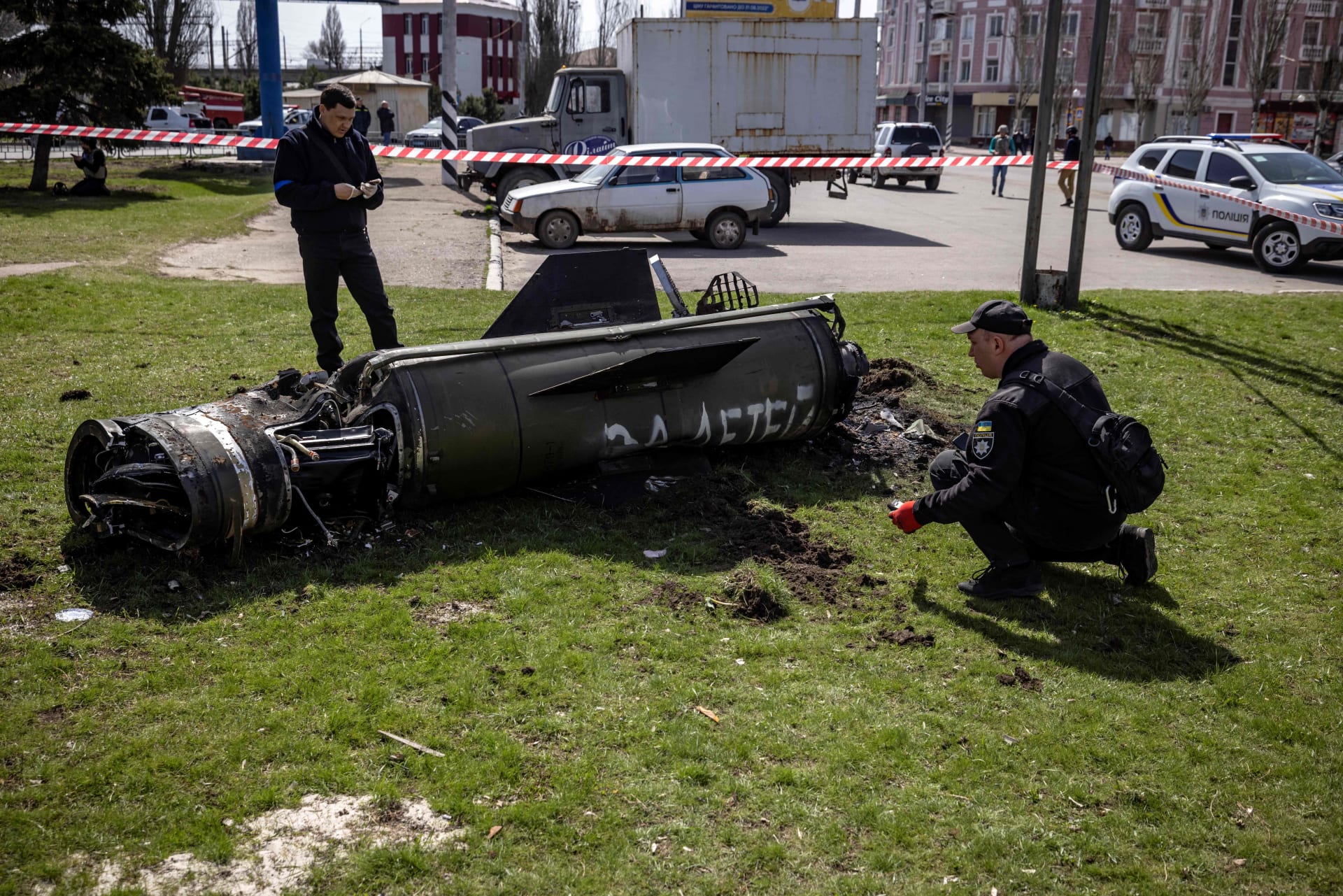 عناصر من الشرطة الأوكرانية تتفقد بقايا الصاروخ 