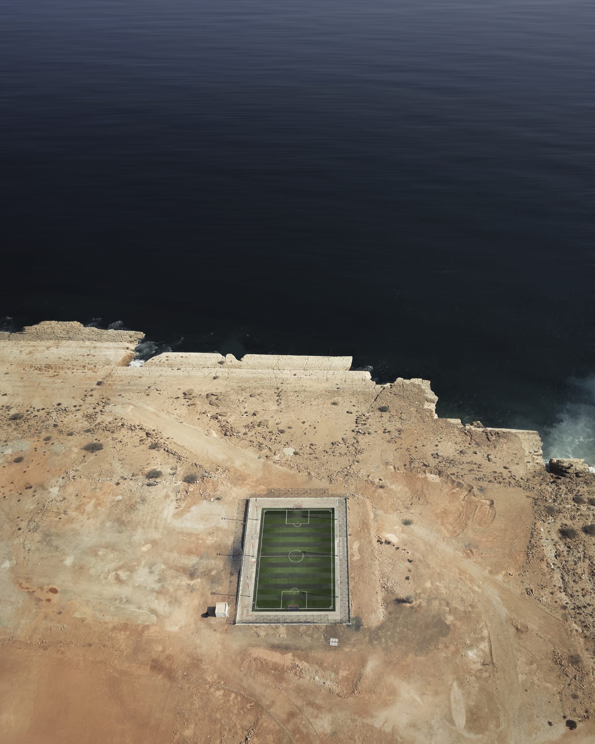 حقيقة أم "فوتوشوب"..ملعب كرة قدم مخبأ وسط الطبيعة يثير الحيرة في سلطنة عمان