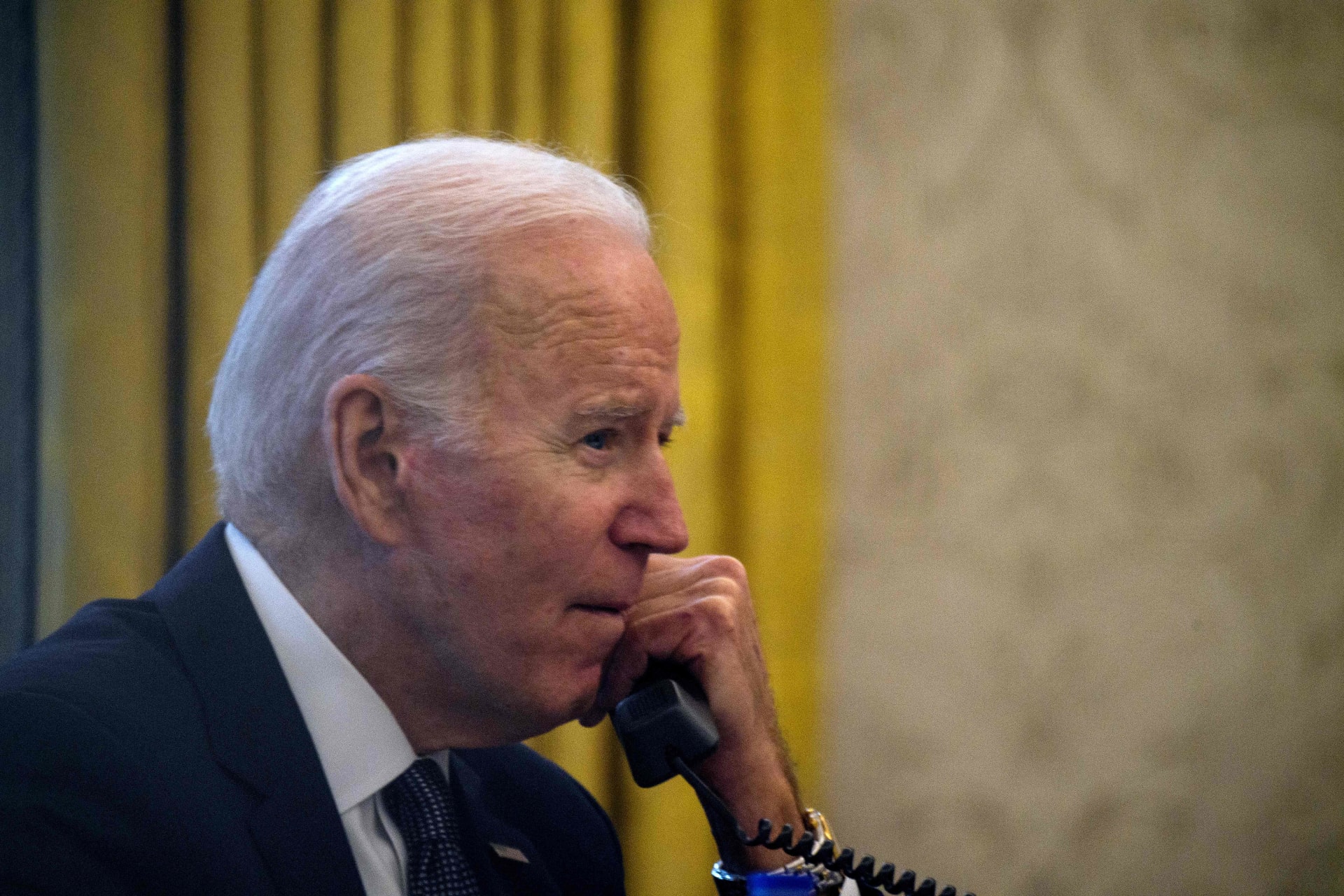 الرئيس الأمريكي جو بايدن خلال إجراء اتصال هاتفي سابق مع نظيره الأوكراني فولوديمير زيلينسكي