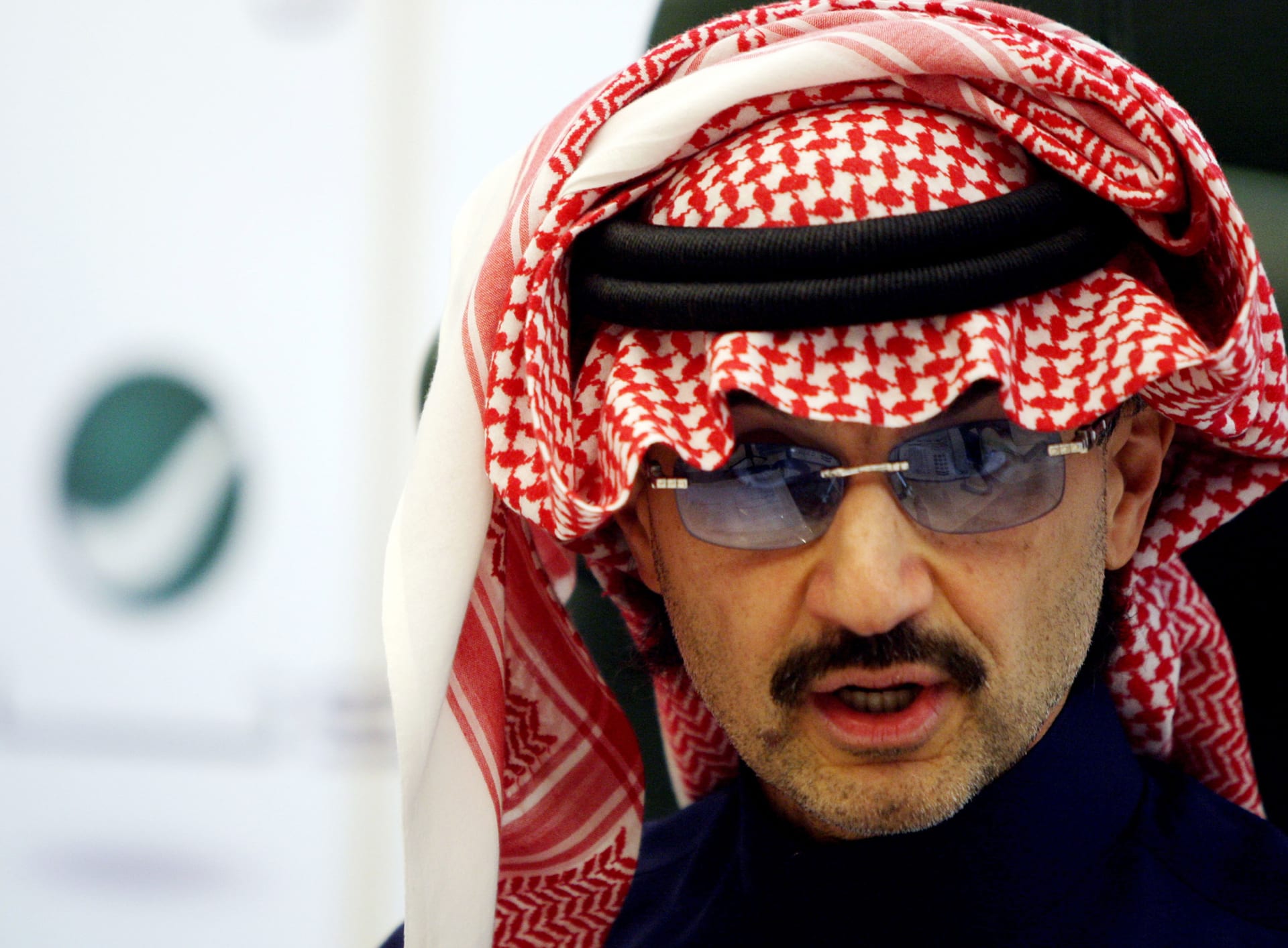 الأمير السعودي الوليد بن طلال يعلق على عرض إيلون ماسك لشراء تويتر