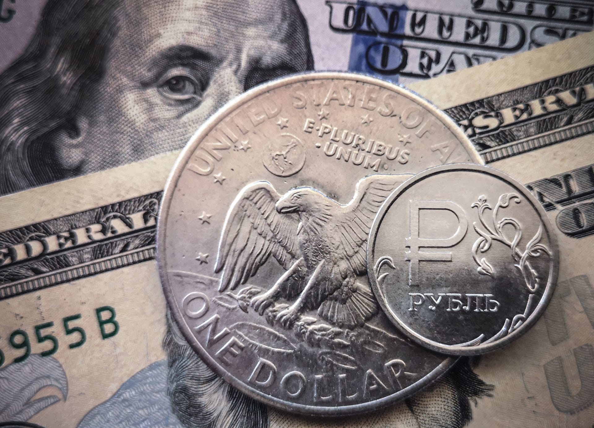 روبل روسي و دولار أمريكي (صورة أرشيفية) 