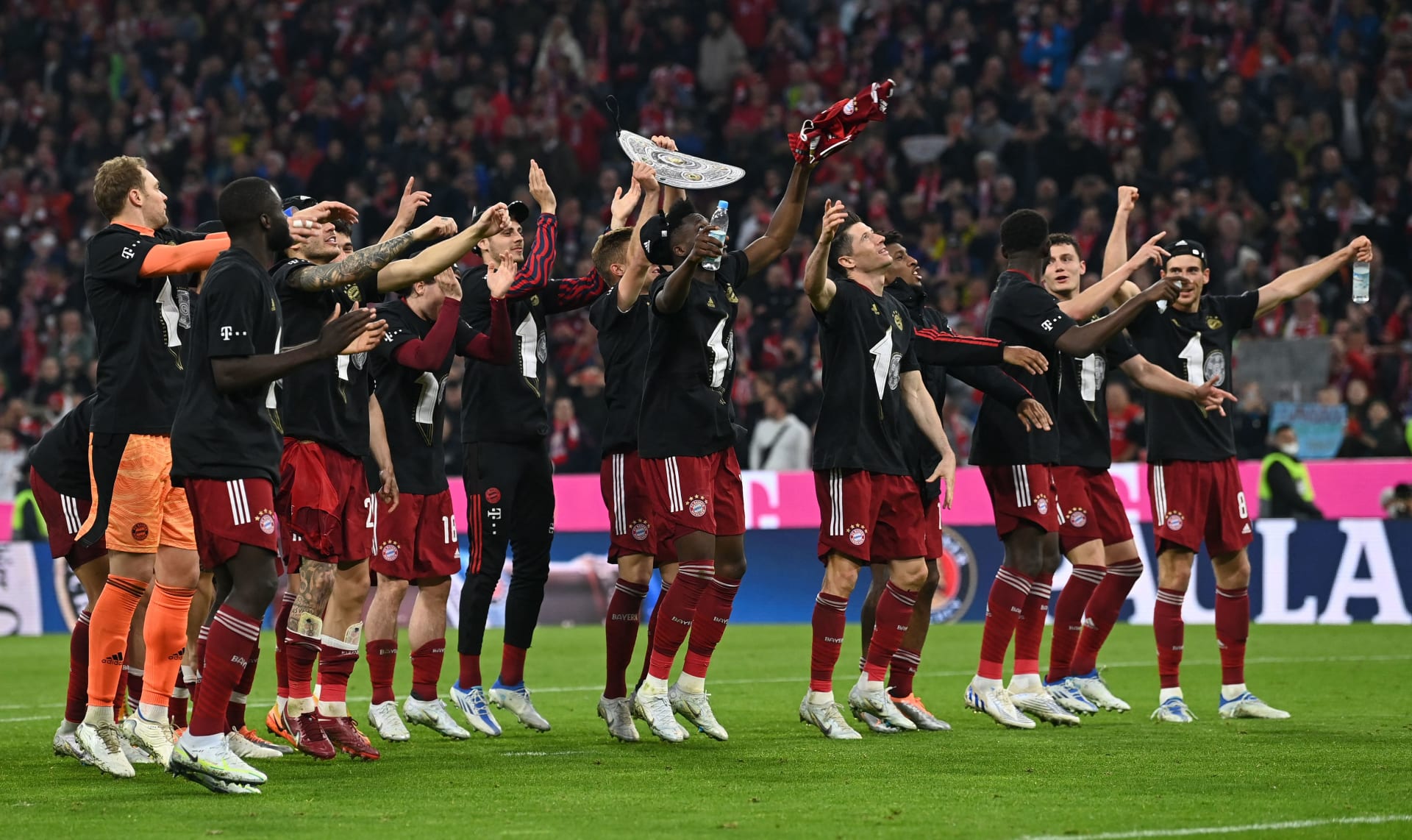بايرن ميونخ يحرز لقب الدوري الألماني للمرة العاشرة على التوالي بعد فوزه على بروسيا دورتموند