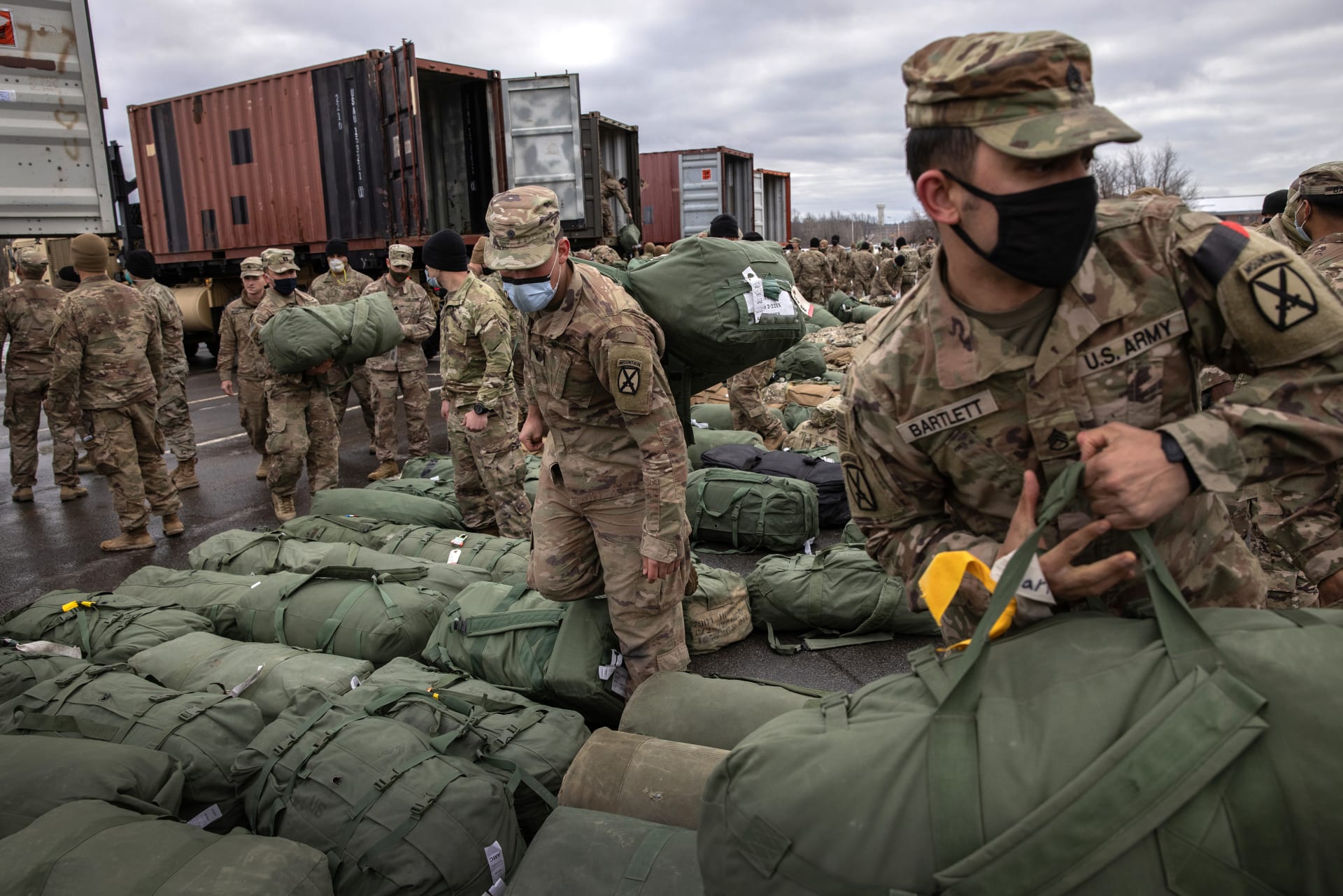 جنود من الجيش الأمريكي يحملون حقائبهم بعد عودتهم إلى بلادهم من أفغانستان (صورة أرشيفية)