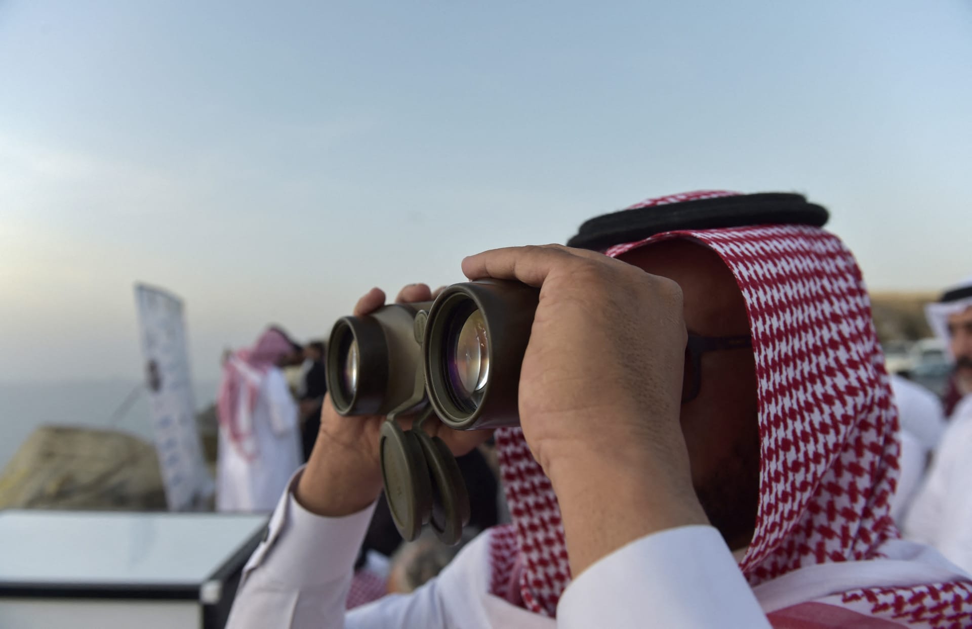 مواطن سعودي يثير تفاعلا لحلقه شاربه بعد خسارته رهانًا حول موعد عيد الفطر