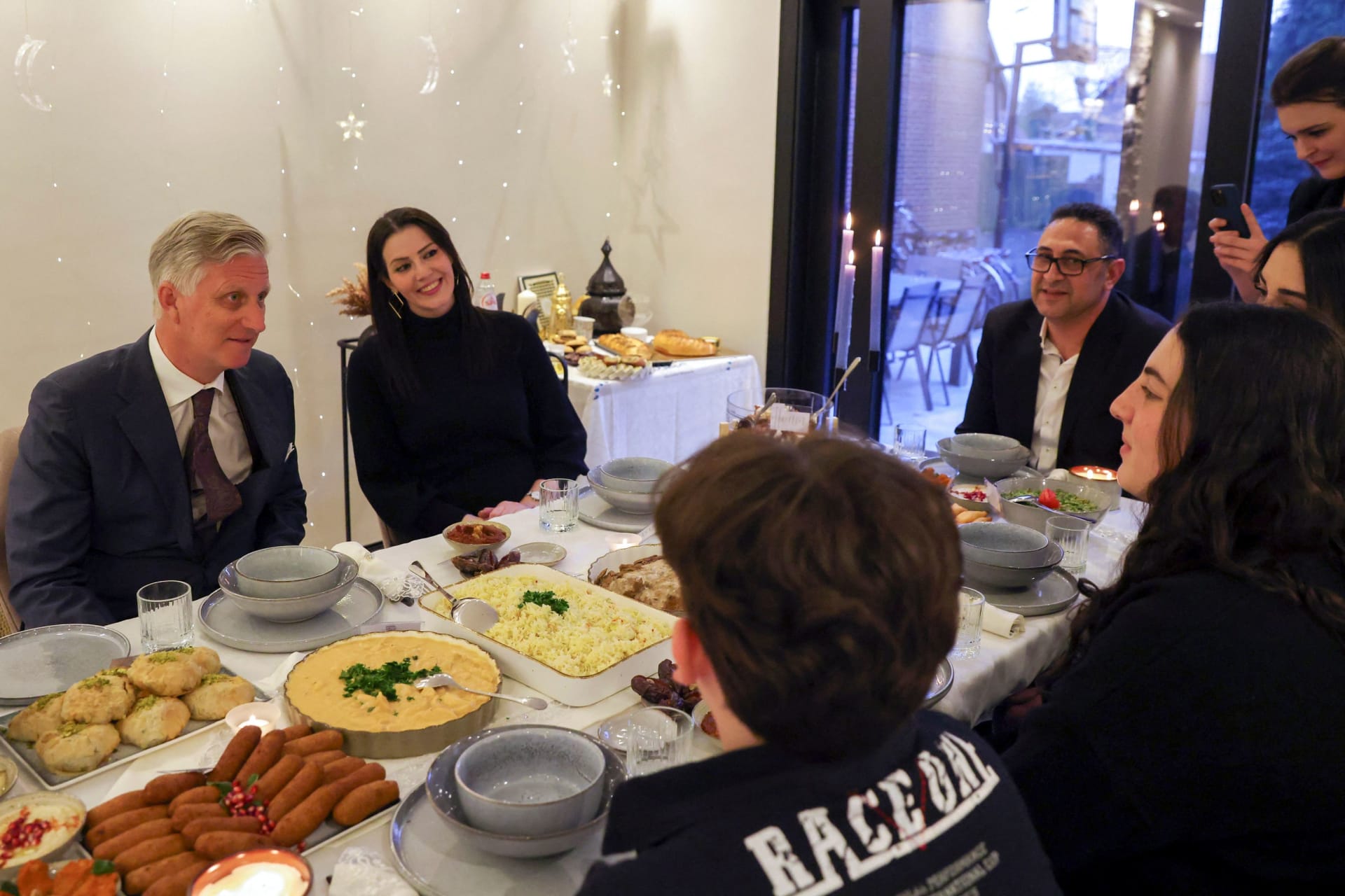 كيف هي تجربة تحضير إفطار لشخص ملكي؟ سورية استقبلت ملك بلجيكا برمضان تروي تجربتها