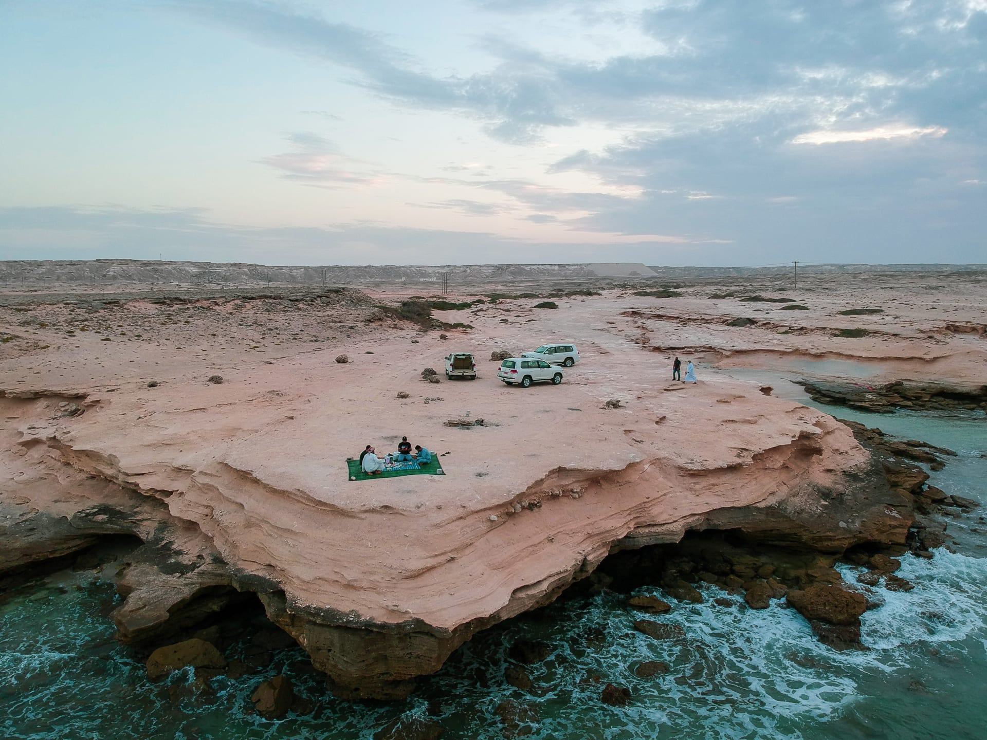 في سلطنة عُمان.. إفطار رمضاني ساحر يوثقه مصور فوق جرف مطل على الأمواج 