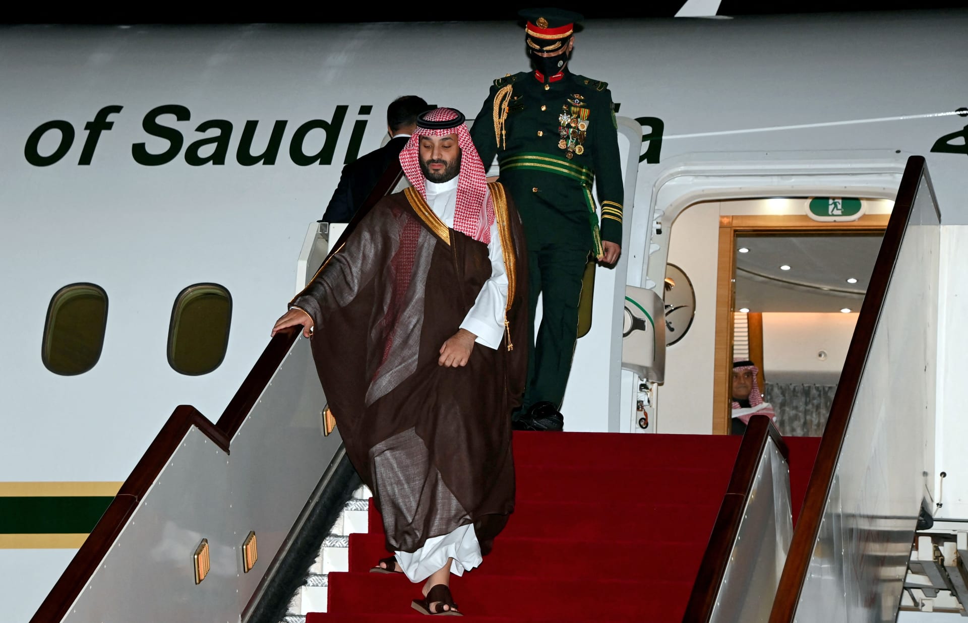 تفاعل على صورة محمد بن سلمان وأمراء سعوديين بسبب "تقديم الأكبر سنا" وتقاليد العائلة الملكية