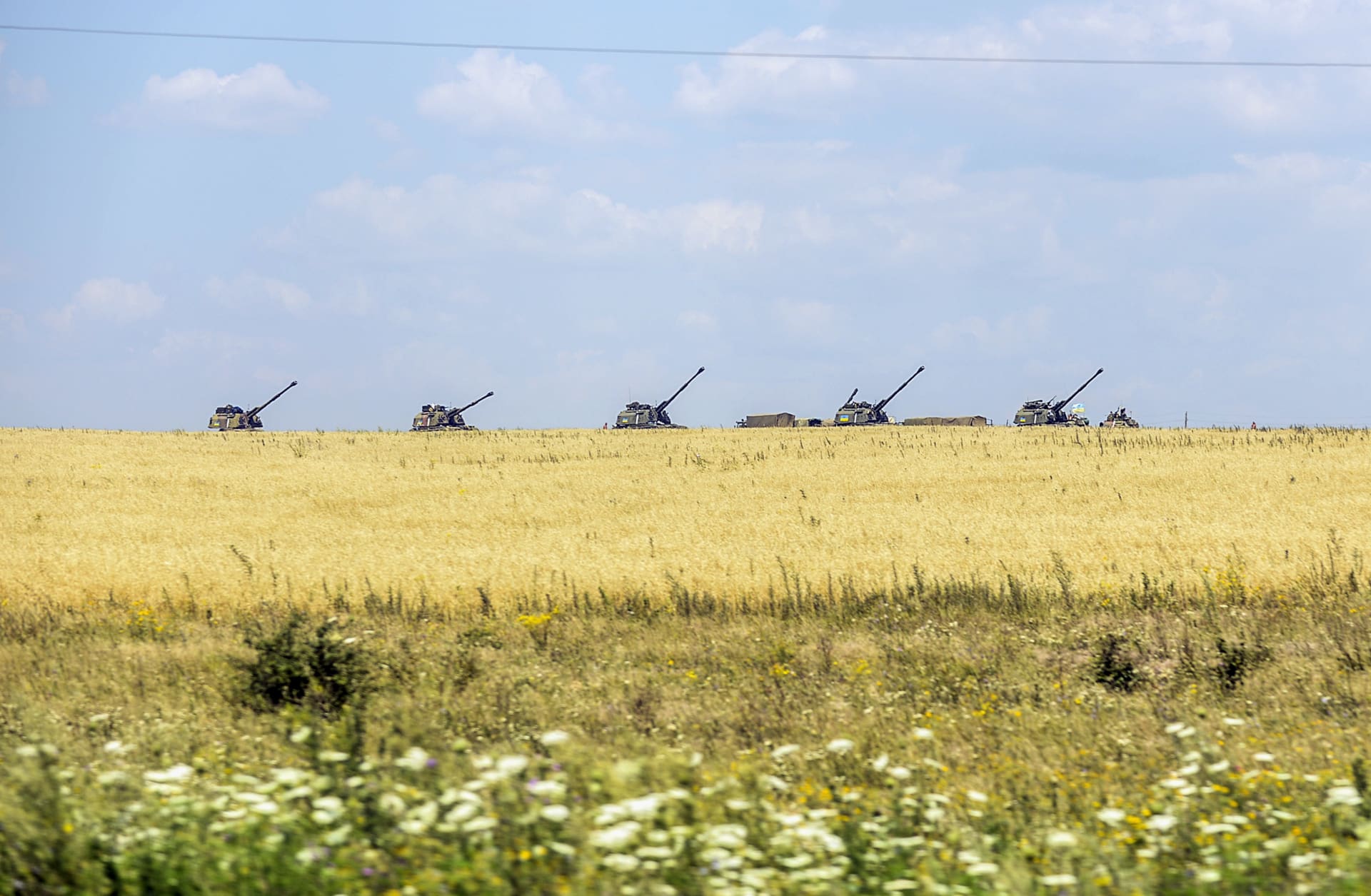 دبابات أوكرانية تقف بالقرب من حقل  في منطقة دونيتسك (صورة أرشيفية)
