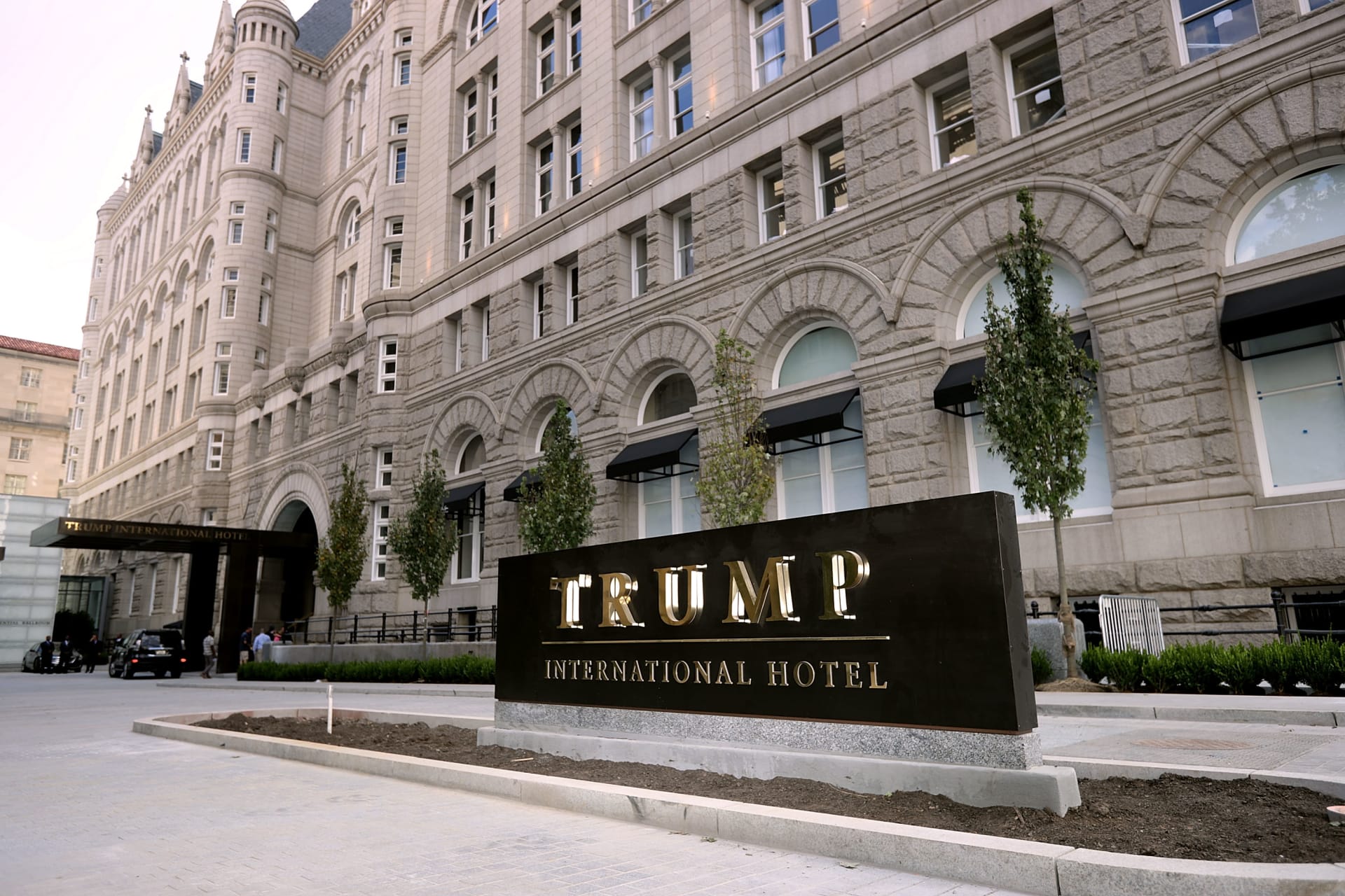 ترامب ينهي رسمياً عقود إيجار الفنادق في واشنطن العاصمة