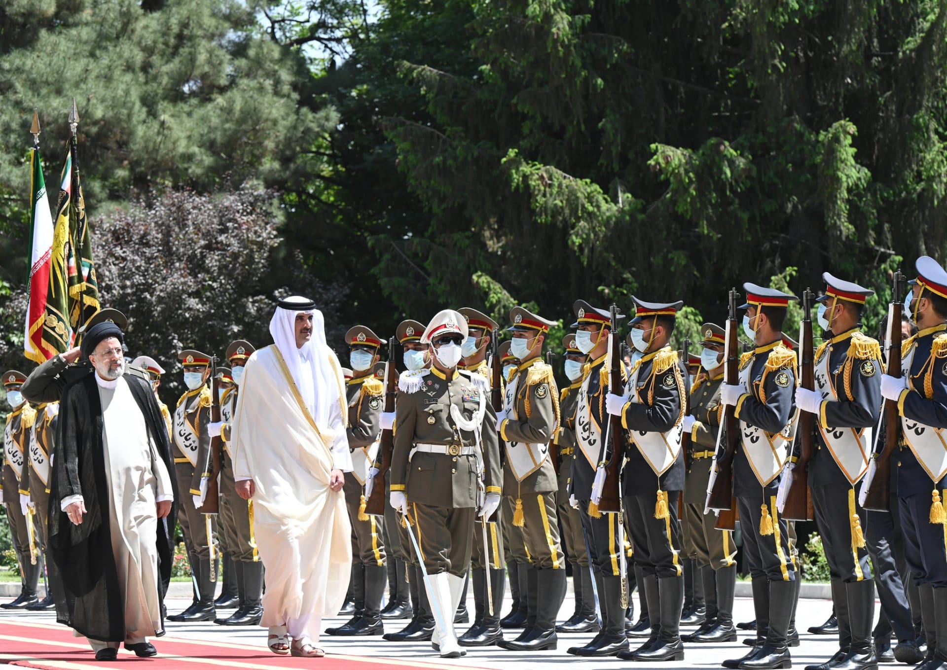 أمير قطر خلال زيارته لإيران 