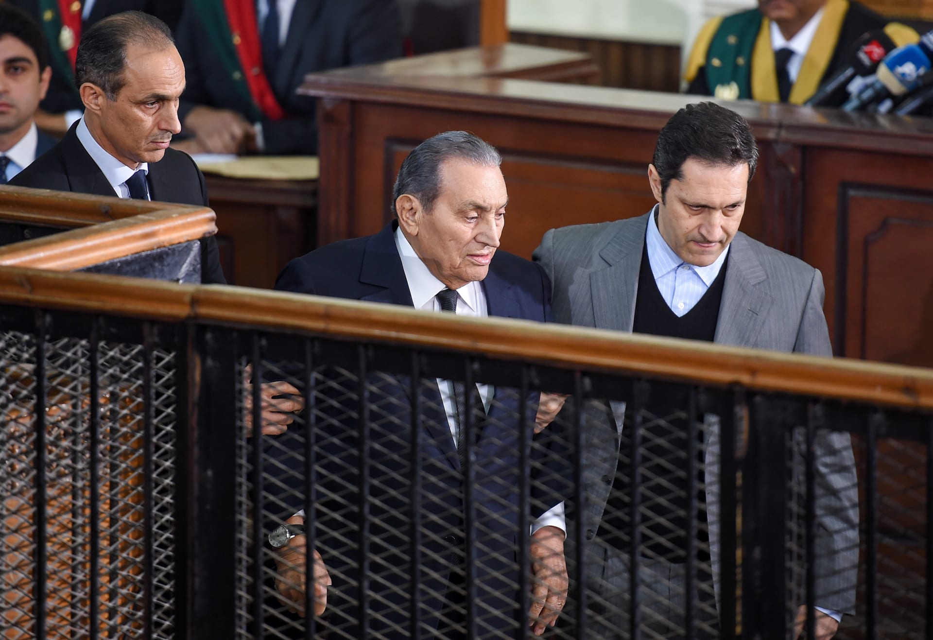 صورة أرشيفية لجمال وعلاء مبارك مع والدهما في محكمة مصرية