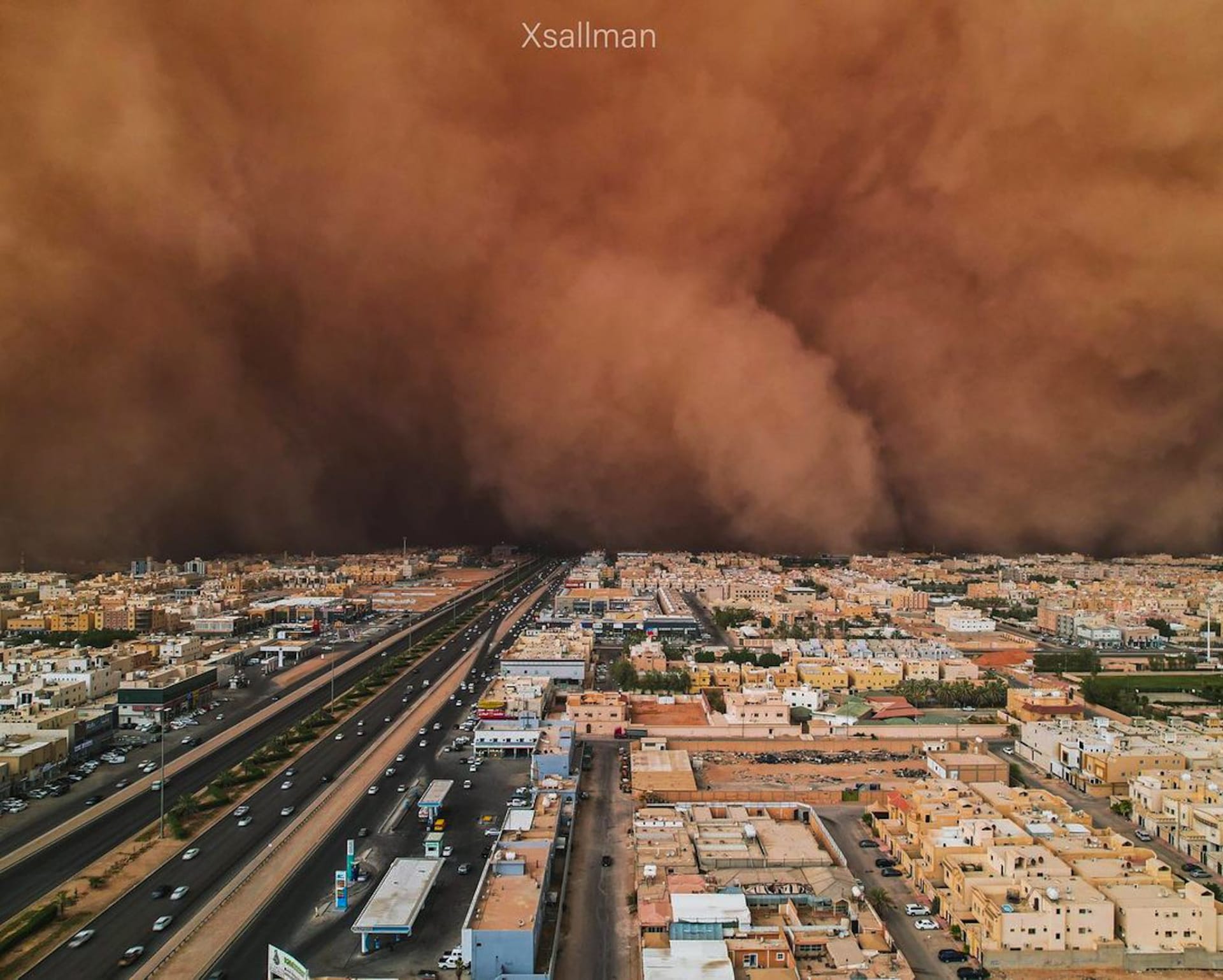 "من أصعب الصور التي التقطها".. سعودي يوثق لحظة دخول عاصفة رملية على الرياض