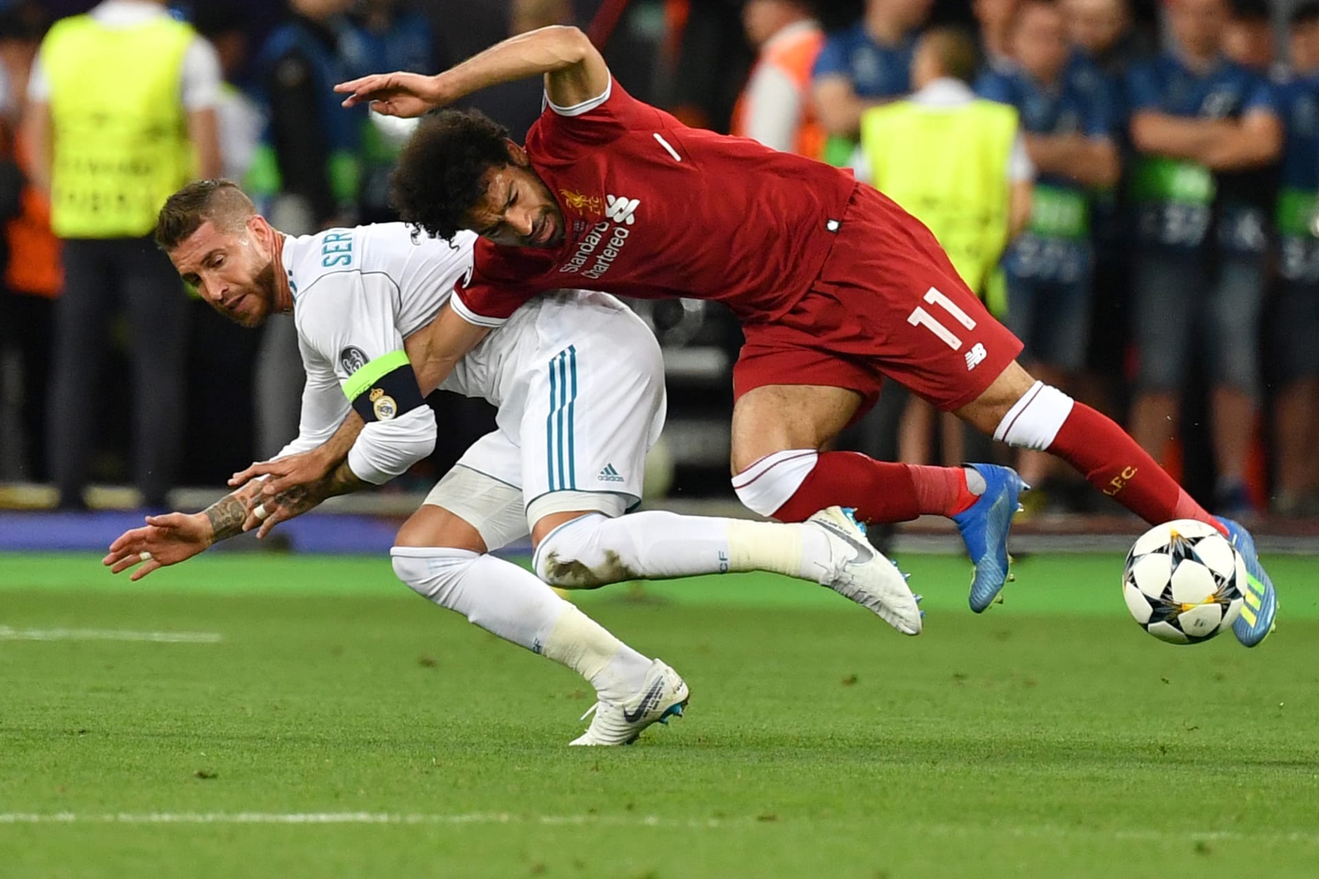 محمد صلاح وسيرخيو راموس خلال المباراة السابقة بين ليفربول  وريال مدريد