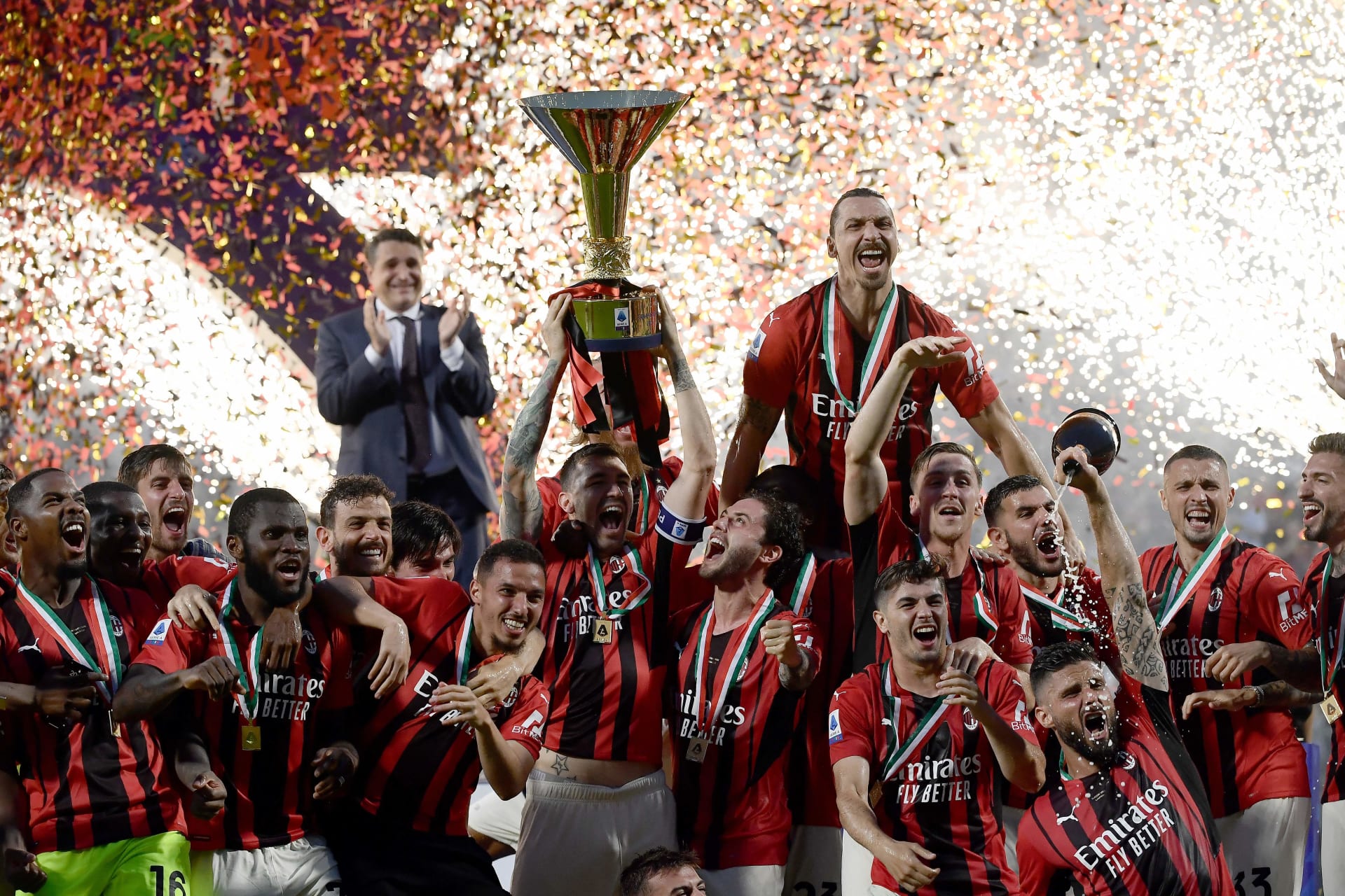  ميلان يفوز بلقب الدوري الإيطالي لأول مرة منذ أكثر من عقد