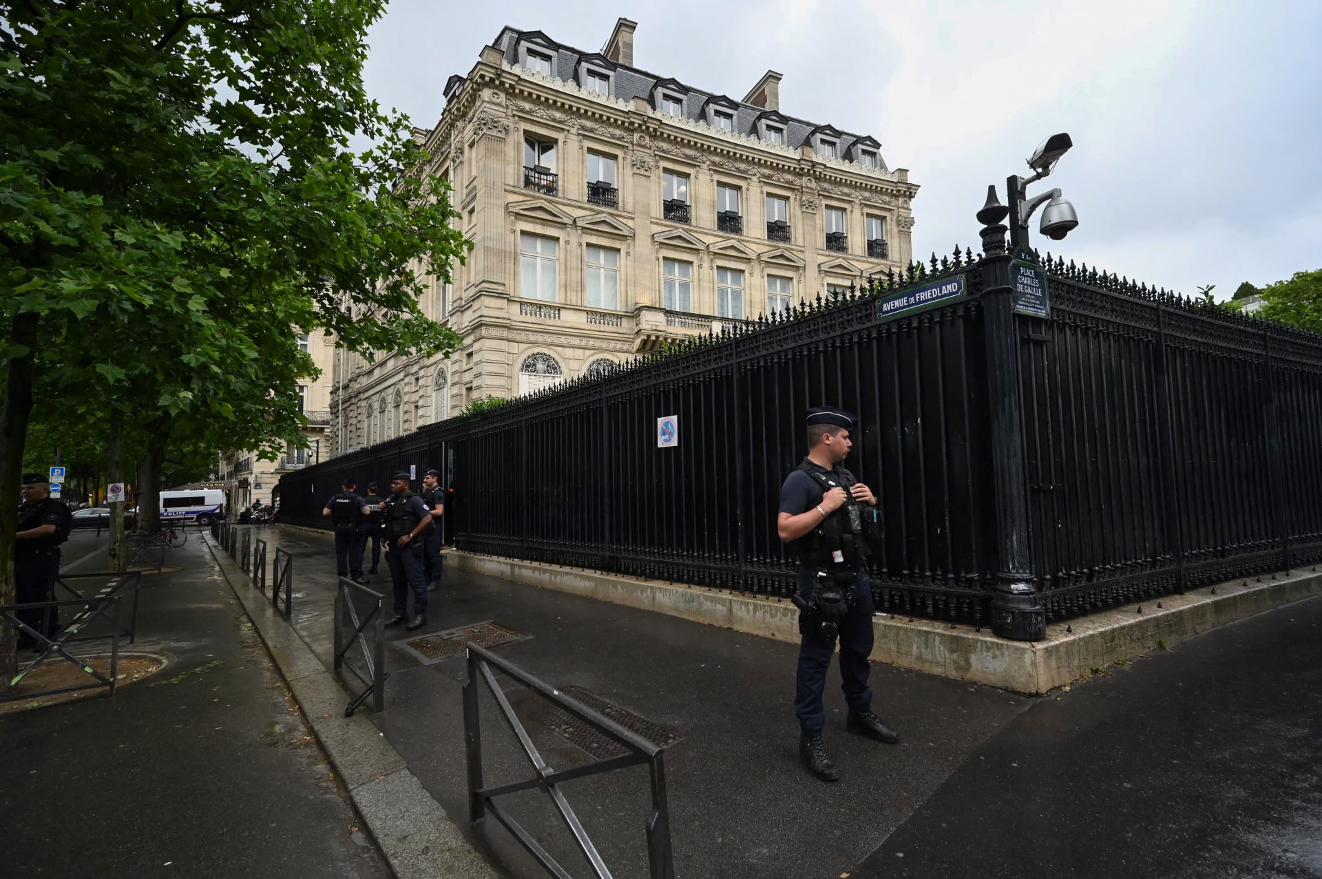 رجال شرطة فرنسيون أمام سفارة دولة قطر في باريس