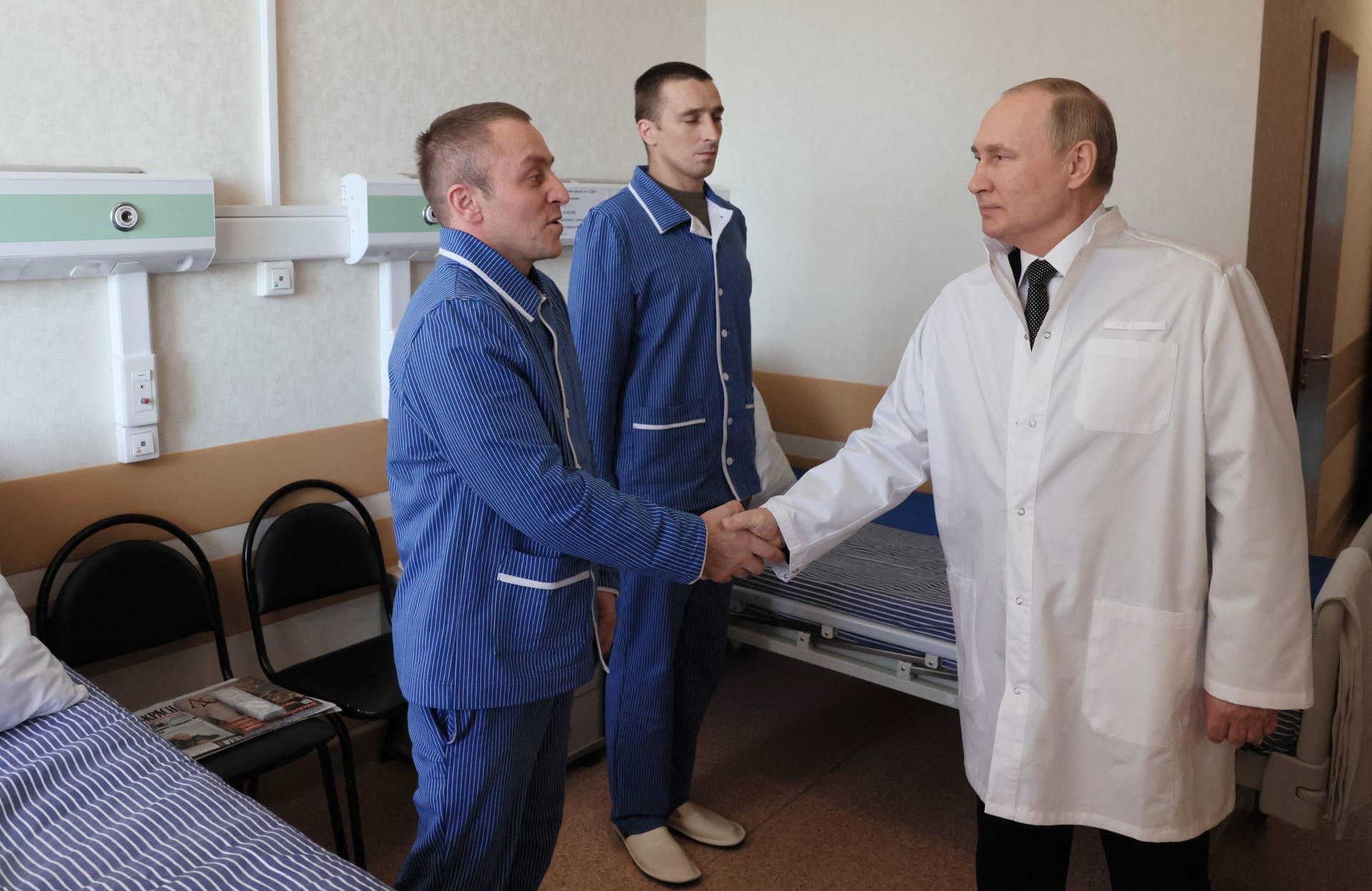 جانب من زيارة الرئيس الروسي فلاديمير بوتين للجنود المصابين 