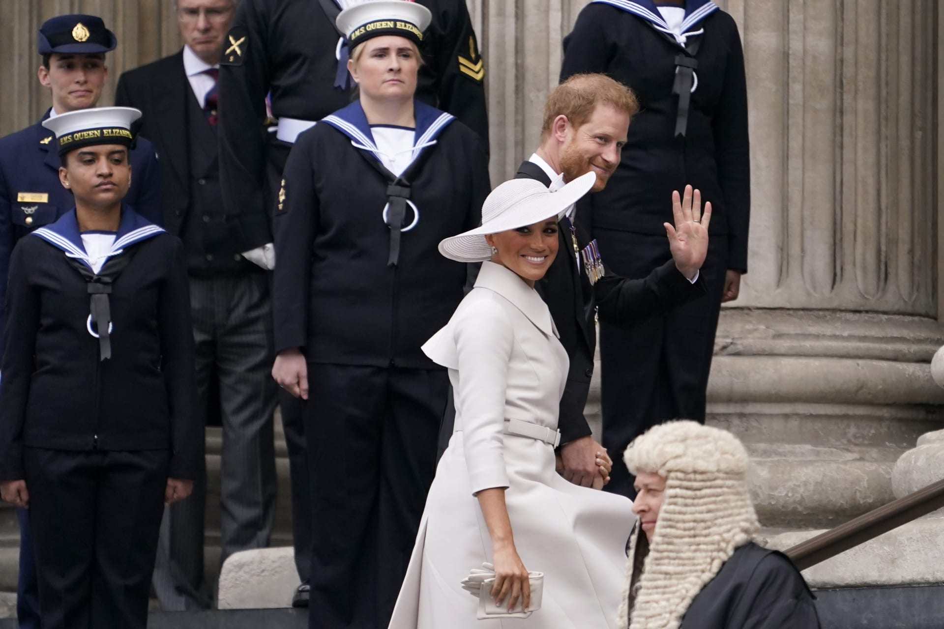 ميغان ميركل تحضر قداس الشكر ضمن احتفالات اليوبيل البلاتيني للملكة بإطلالة بيضاء أنيقة
