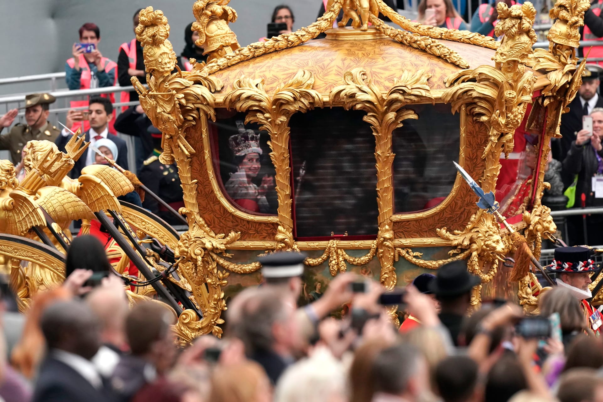 كأنها خرجت من قصة خيالية.. مركبة الملكة إليزابيث الذهبية تظهر في احتفالات اليوبيل البلاتيني 