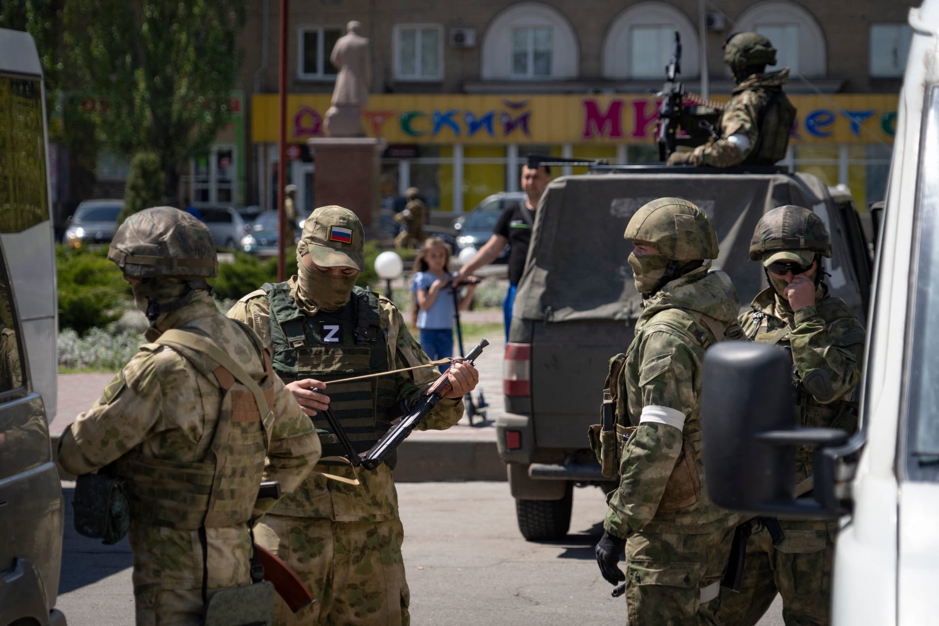 جنود روس في شارع بمدينة ميليتوبول الأوكرانية