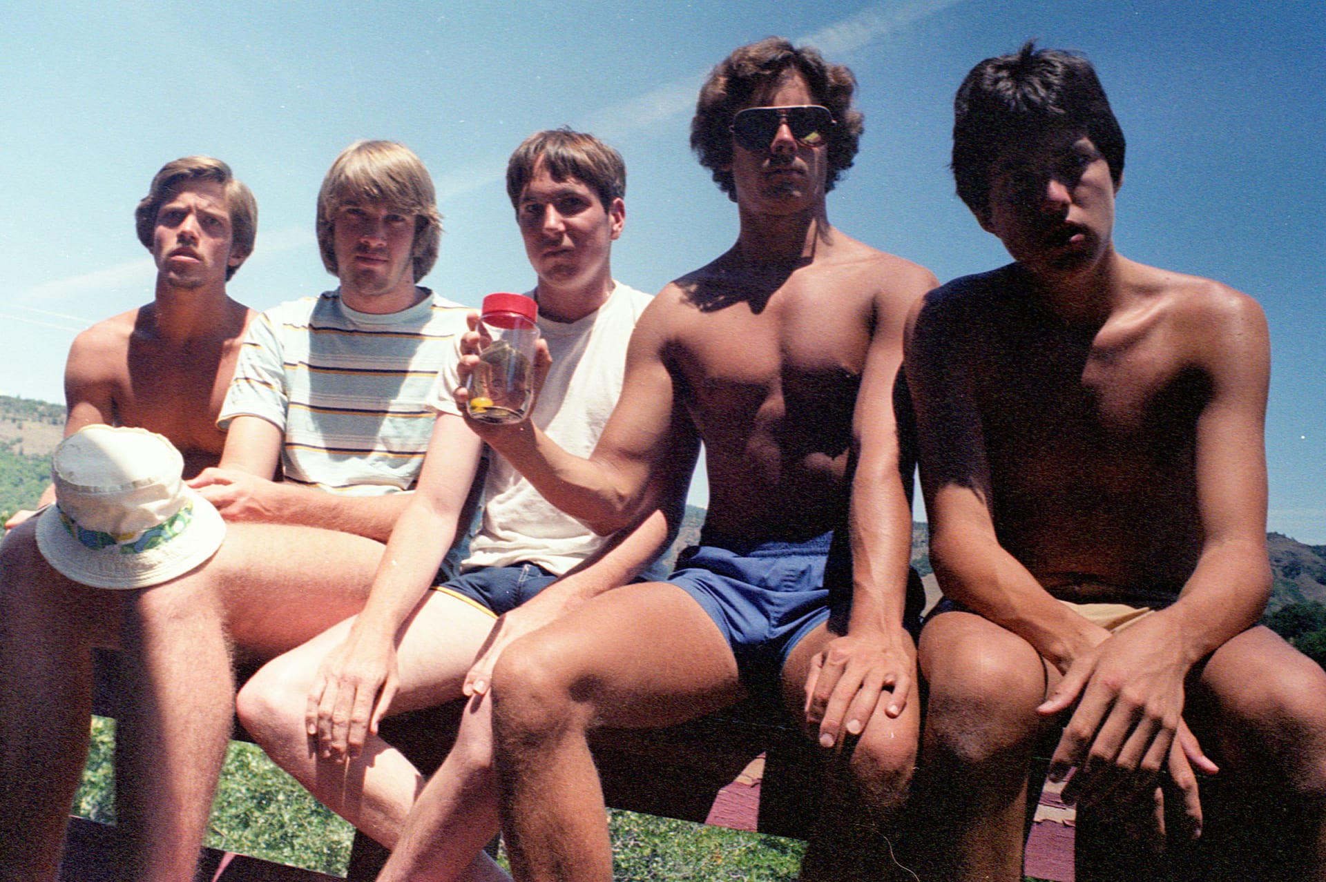 5 أصدقاء يجتمعون لالتقاط الصورة ذاتها على مدار 40 عامًا