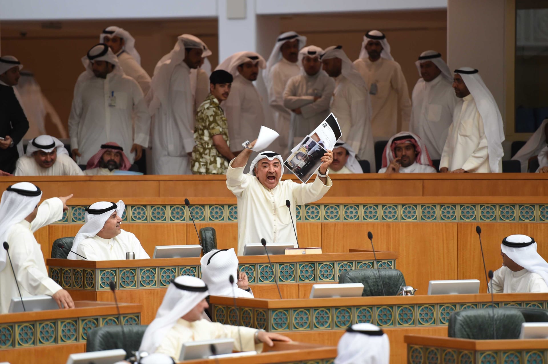 ولي عهد الكويت يعلن اللجوء للدستور وحل مجلس الأمة والدعوة لانتخابات عامة