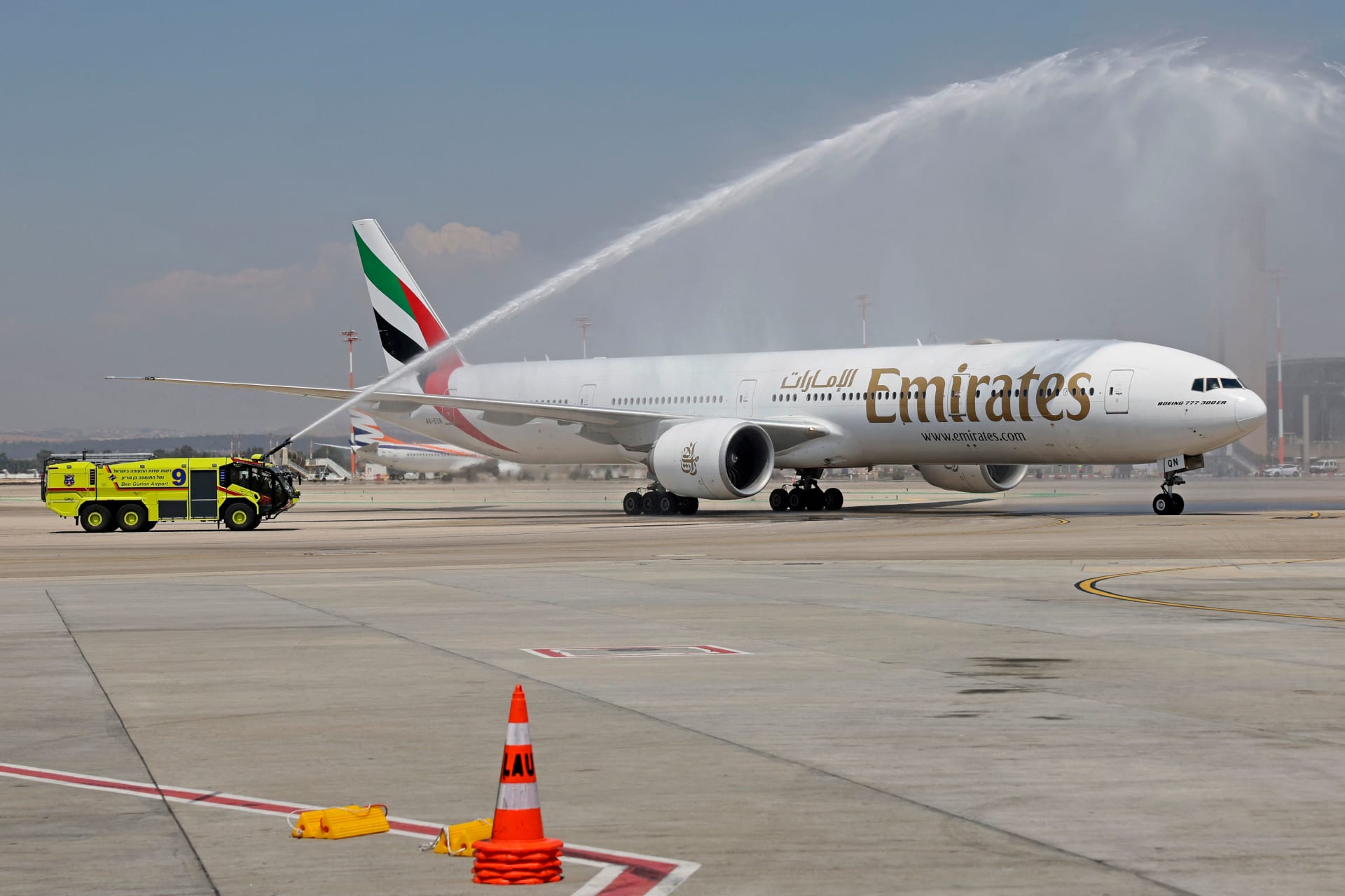 هبوط أول رحلة لطيران الإمارات في تل أبيب.. وسفير أبوظبي يُعلق