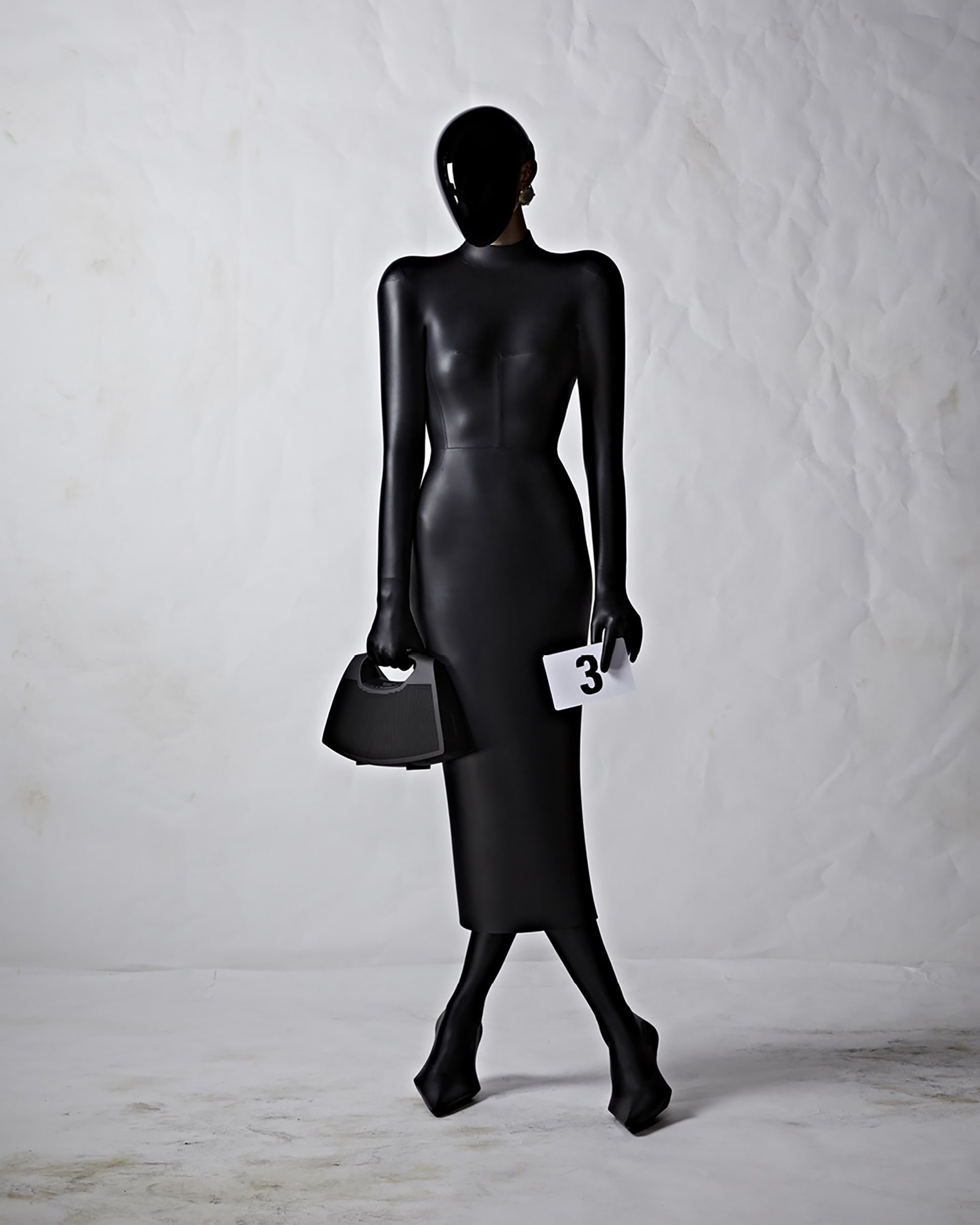 كيم كارداشيان تظهر في مدرج أزياء بالنسياغا في أسبوع الموضة في باريس