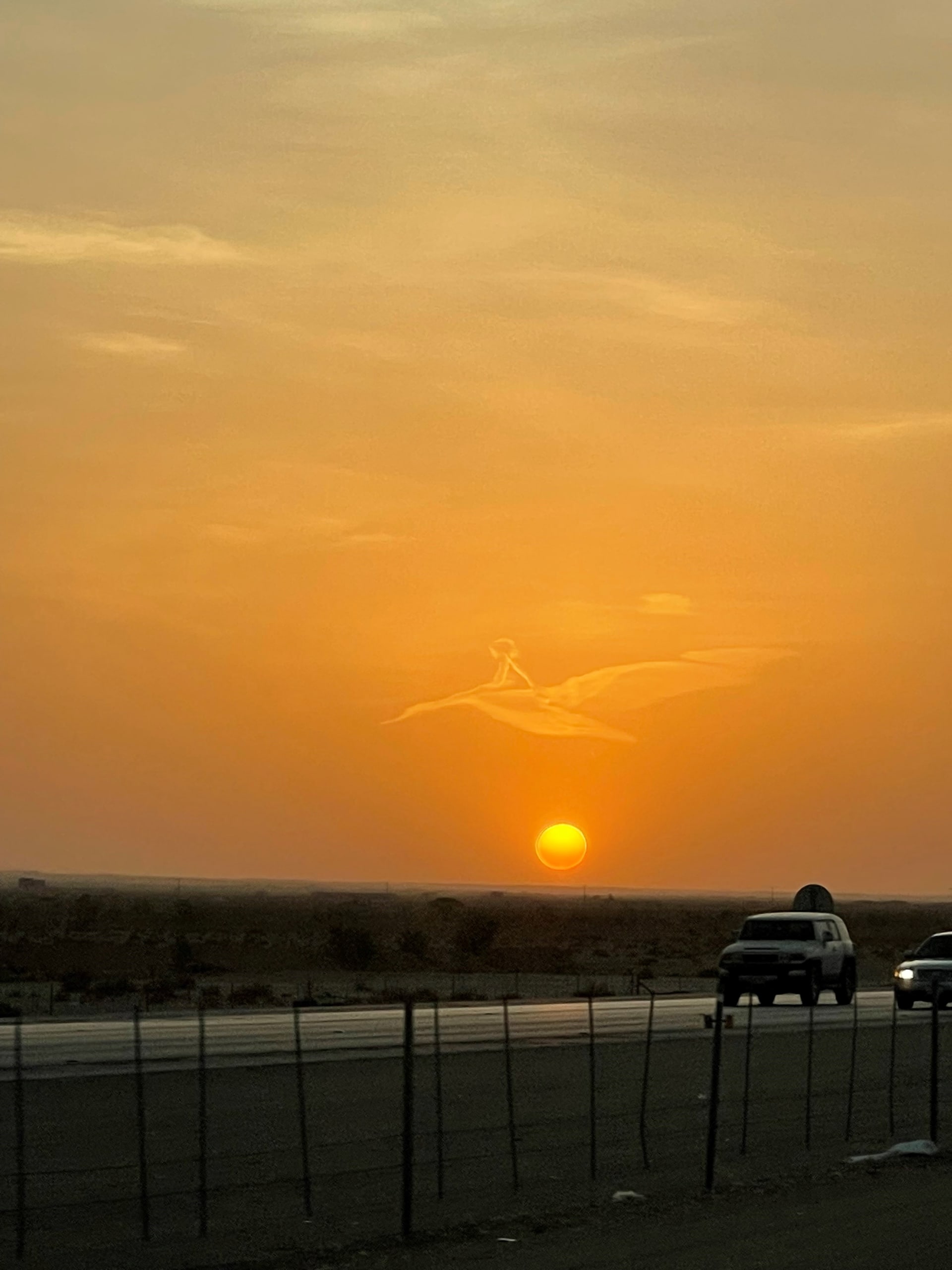 Increased admiration on the internet .. a Saudi Arabian documents a unique cloud by chance
