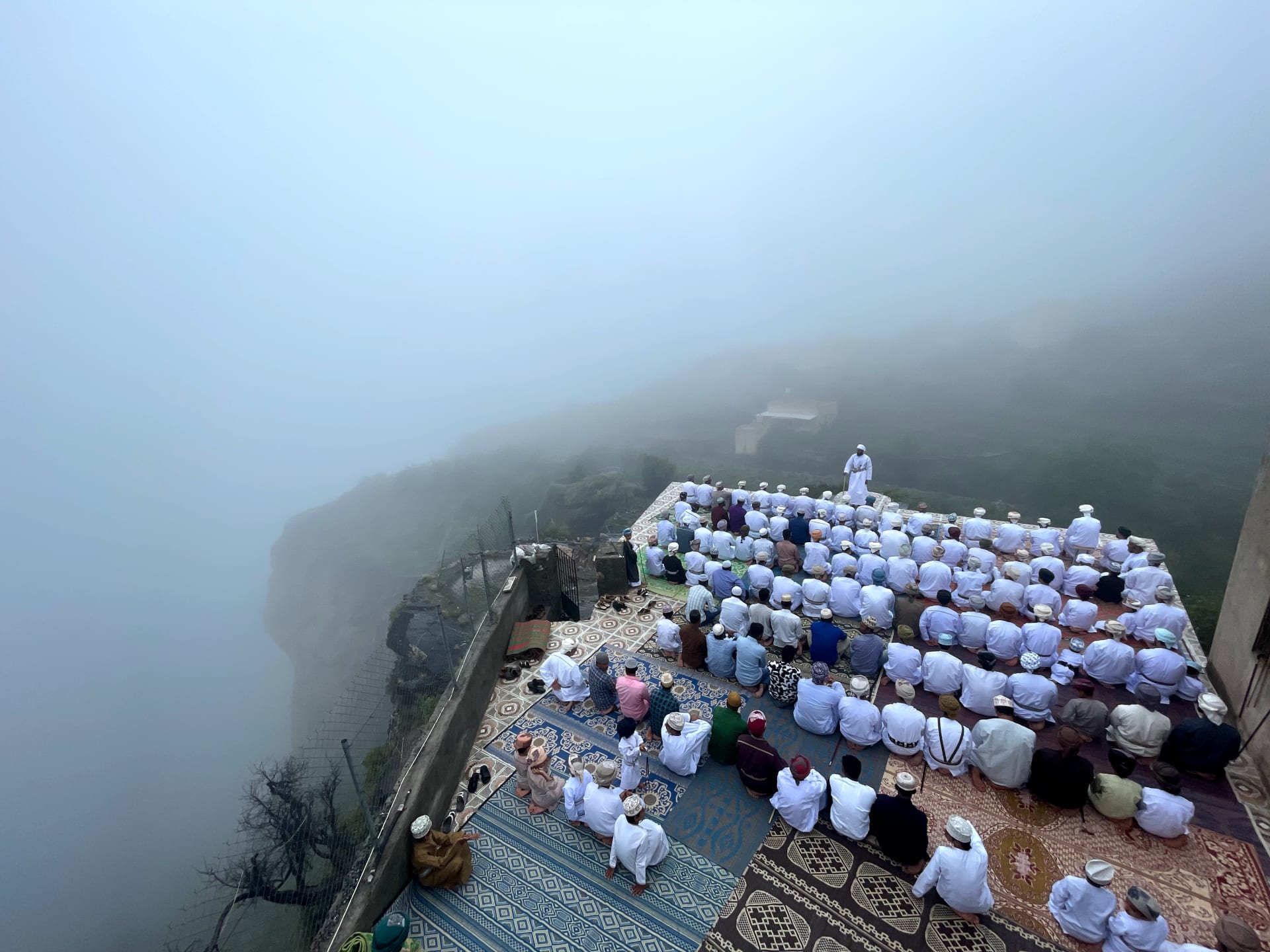 في سلطنة عُمان.. صورة مذهلة لصلاة العيد على علو 3 آلاف متر تدهش الإنترنت