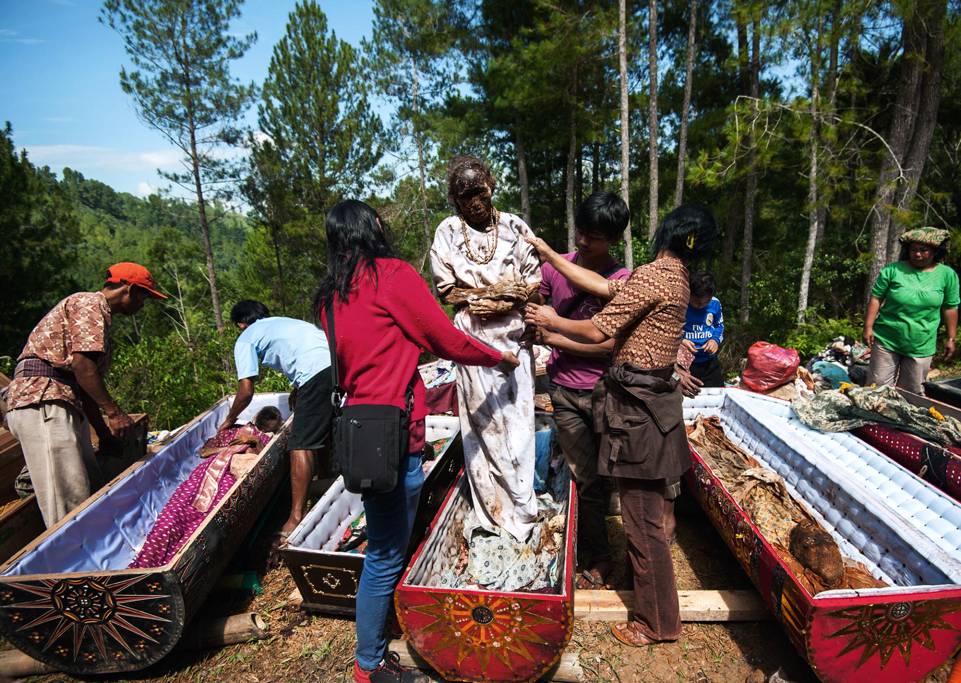 في إندونيسيا.. يتم إخراج الأموات من قبورهم كل 3 أعوام في هذا التقليد الفريد