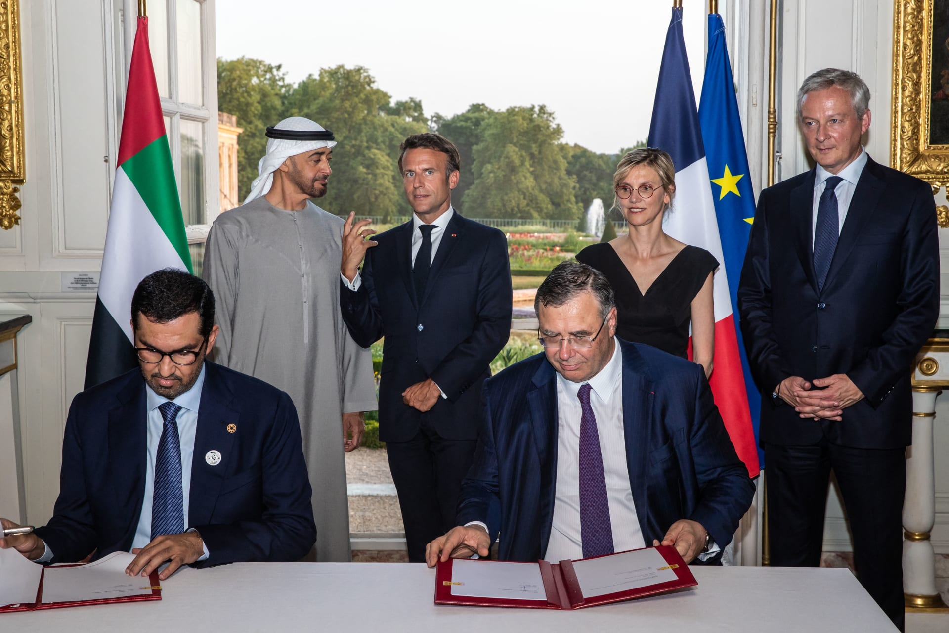 أول تعليق لمحمد بن زايد يعد توقيع اتفاقية الشراكة الاستراتيجية في مجال الطاقة مع فرنسا