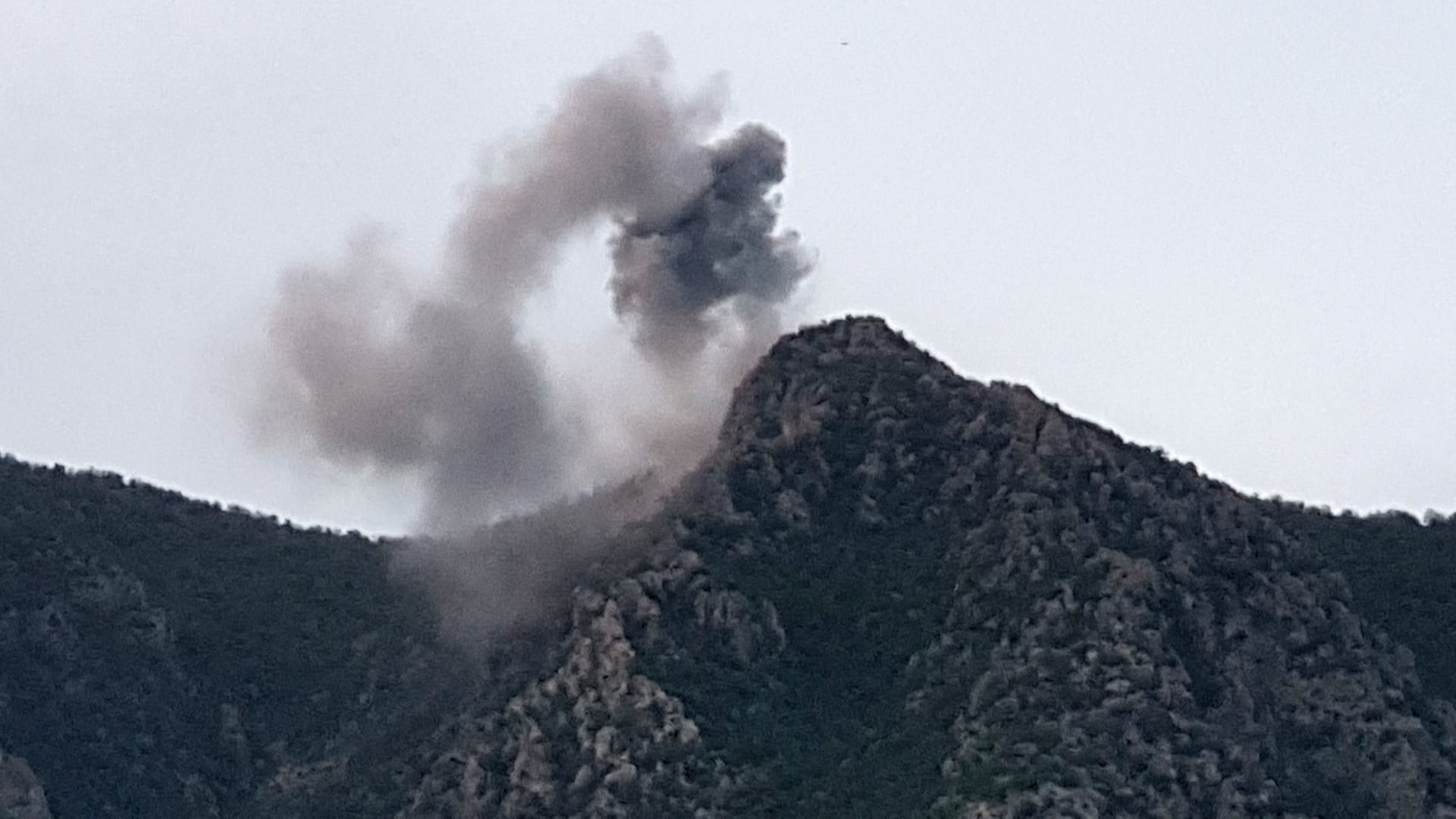 صورة أرشيفية لدخان يتصاعد نتيجة قصف طائرات تركية على شمال شرق دهوك