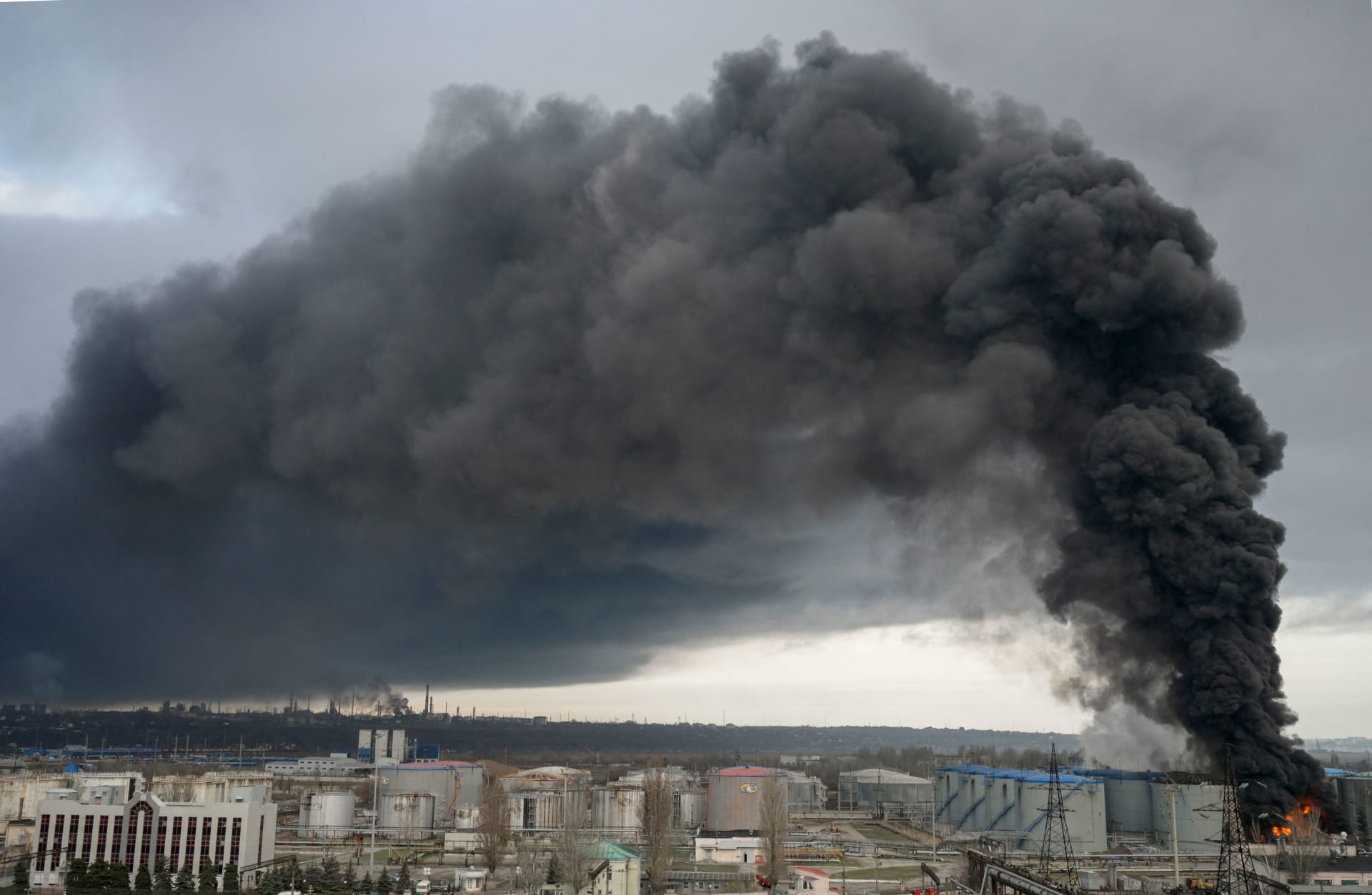 بعد يوم من اتفاقية تصدير الحبوب.. روسيا تقصف ميناء أوديسا جنوبي أوكرانيا