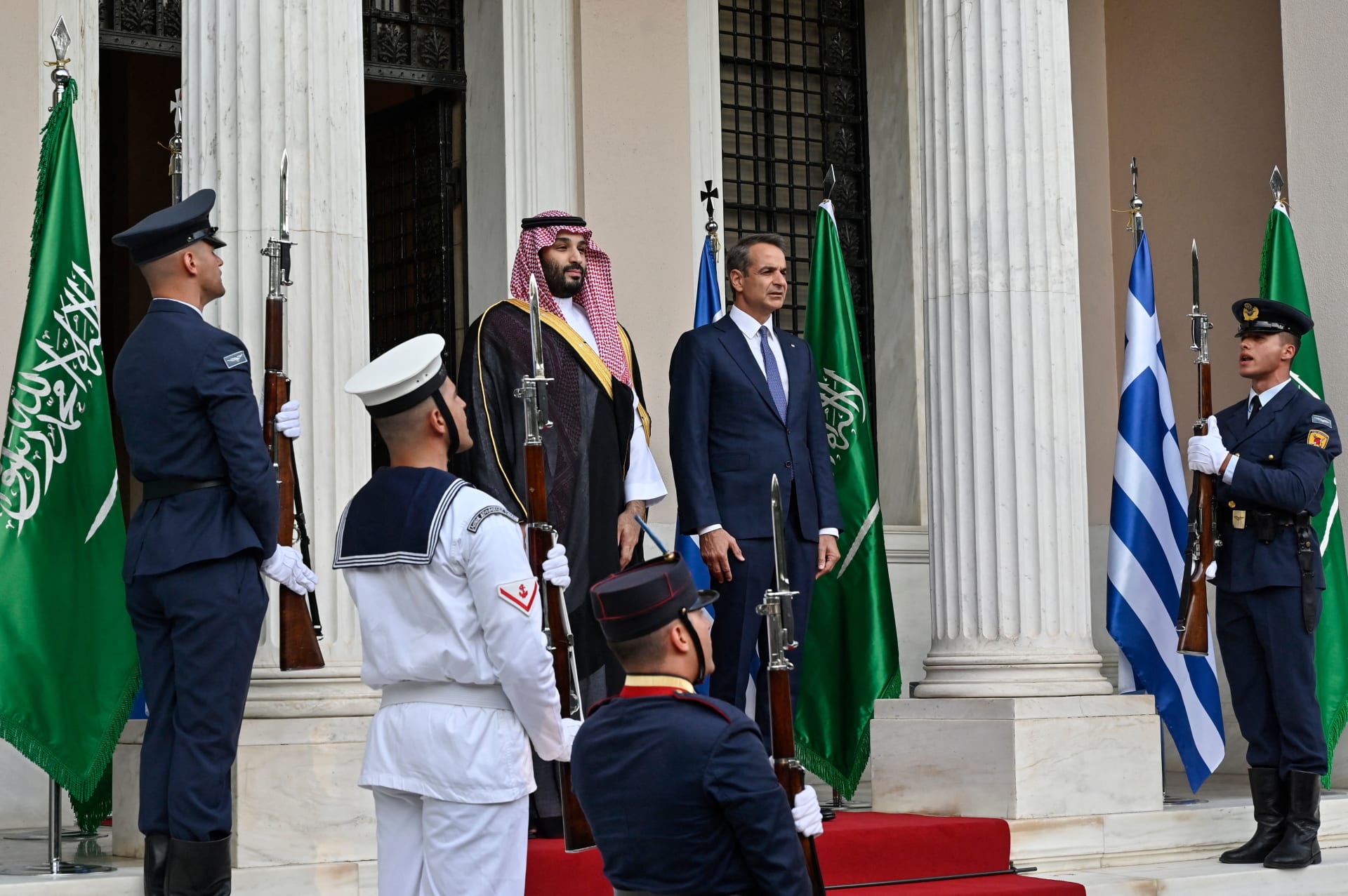 تداول فيديو يُظهر "وعد" ولي العهد السعودي لرئيس وزراء اليونان خلال استقباله بأثينا
