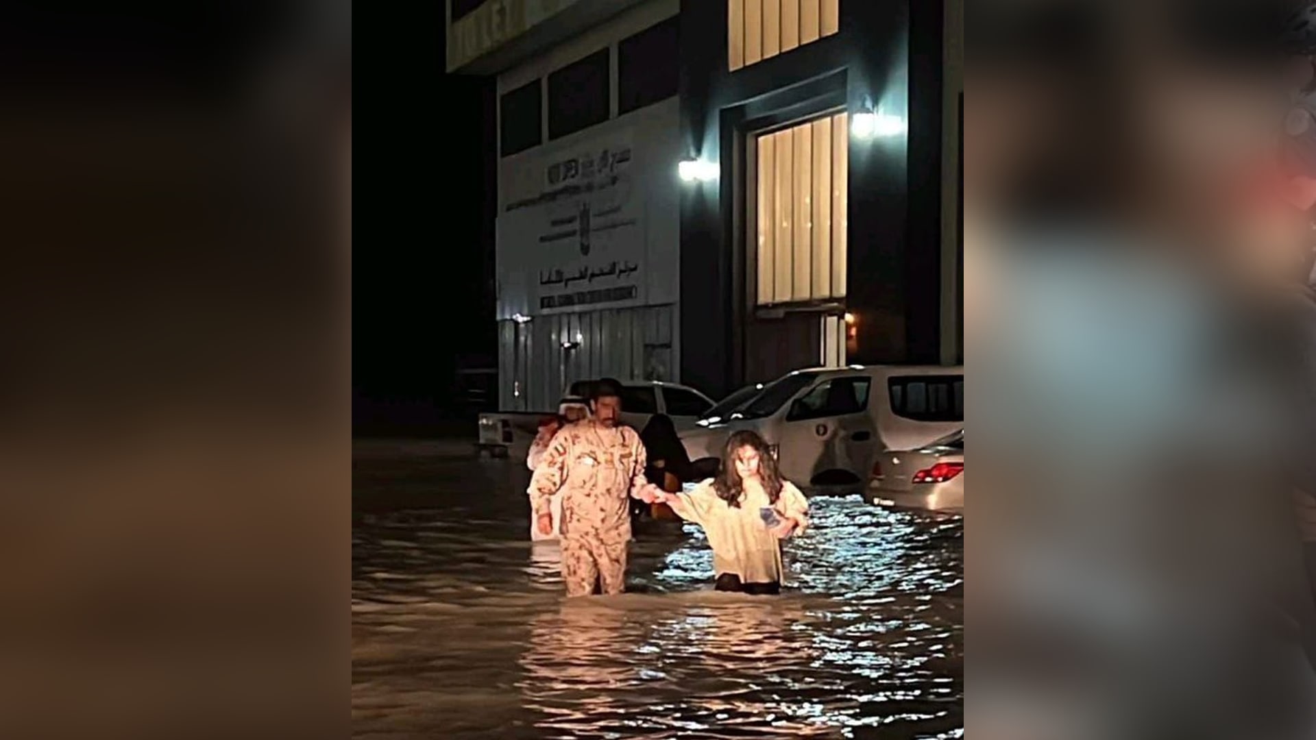 بعد أمطار غزيرة.. وزارة الدفاع الإماراتية تنفذ عملية "الأيدي الوفية" لإغاثة سكان الفجيرة