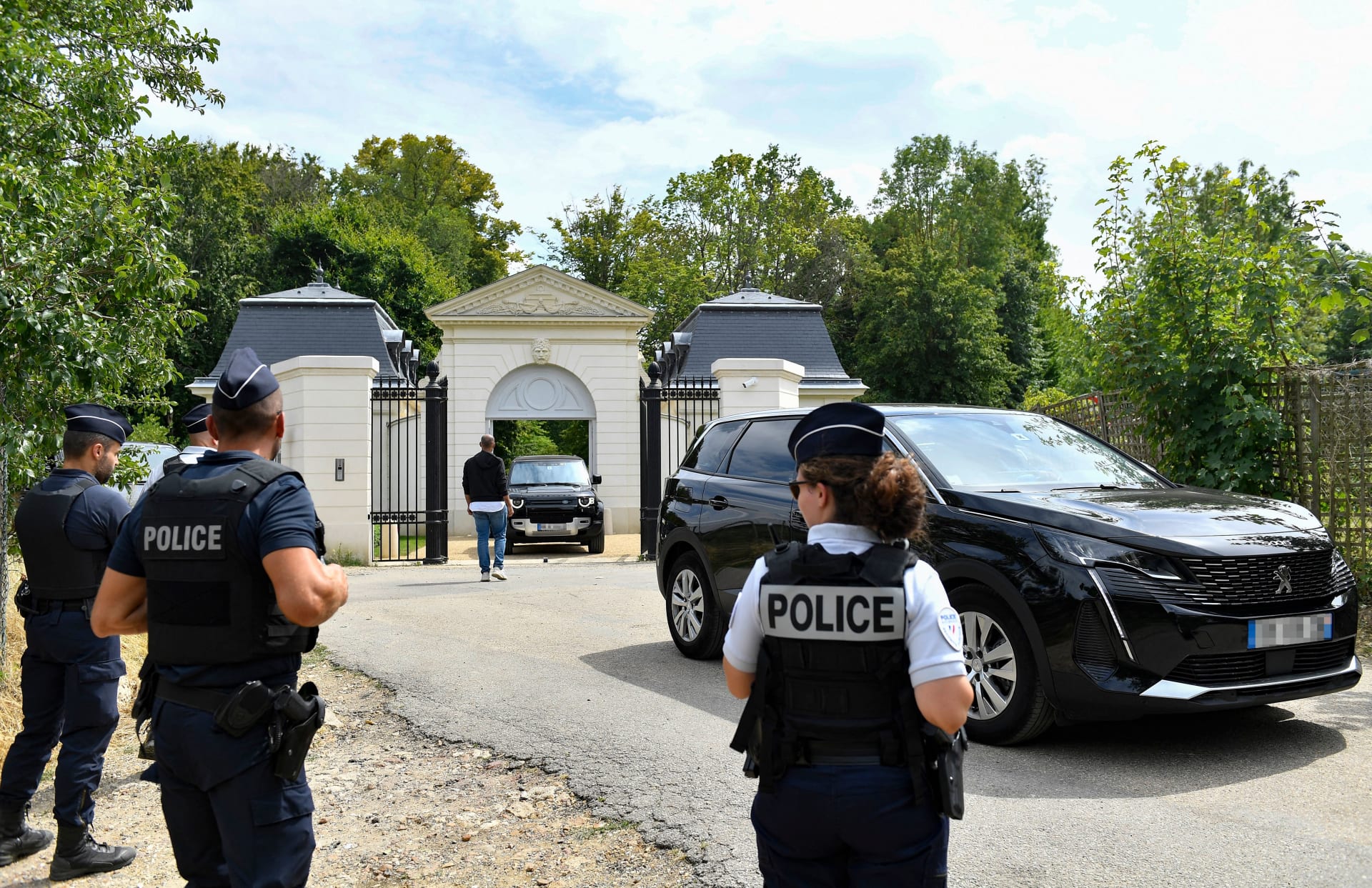 الشرطة الفرنسية تقف في حراسة مقر إقامة محمد بن سلمان في فرنسا