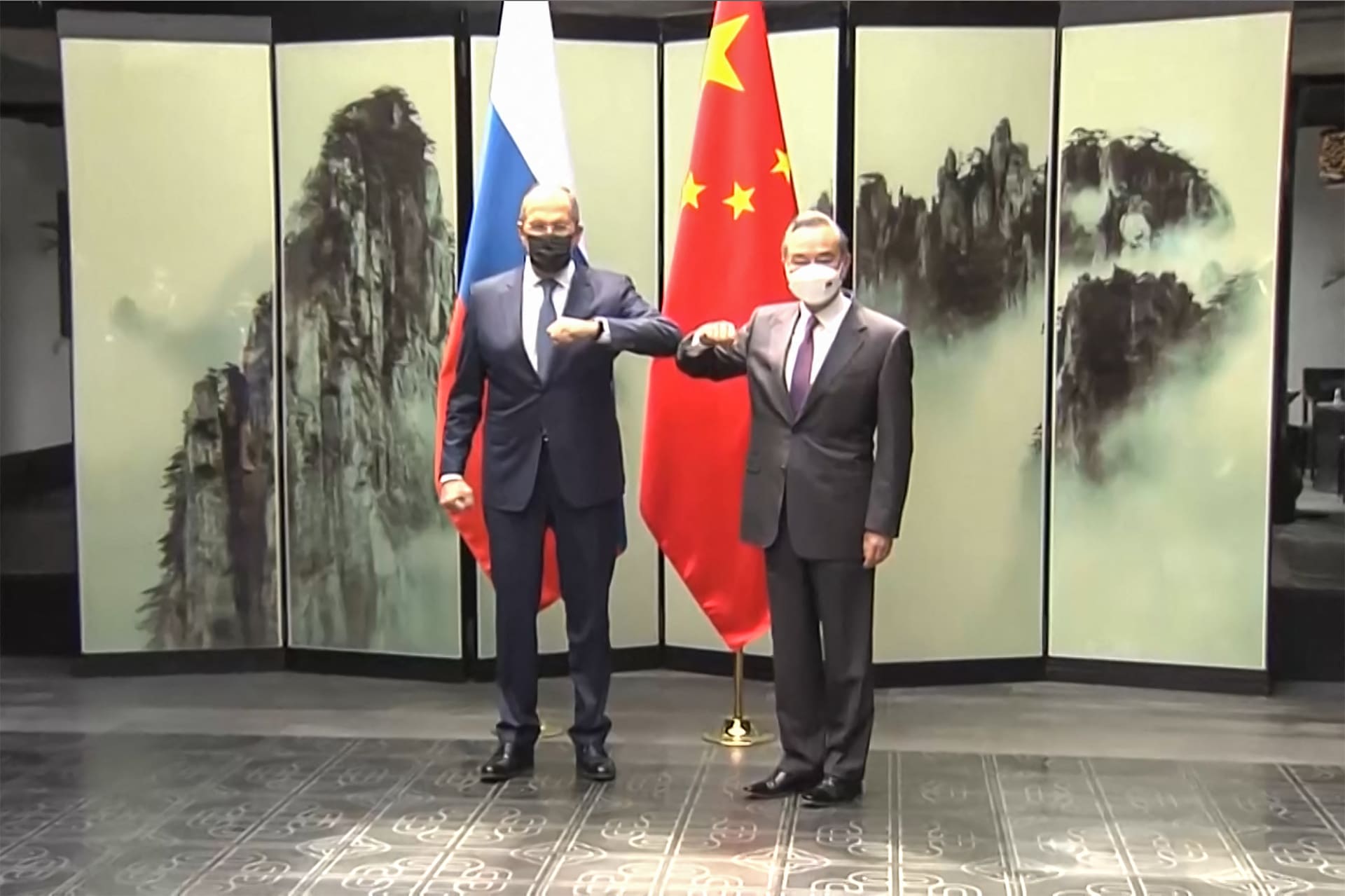 لافروف عندما رأى وزير خارجية الصين مرتديا الكمامة: "لا تقلق... أنت من الأصدقاء"