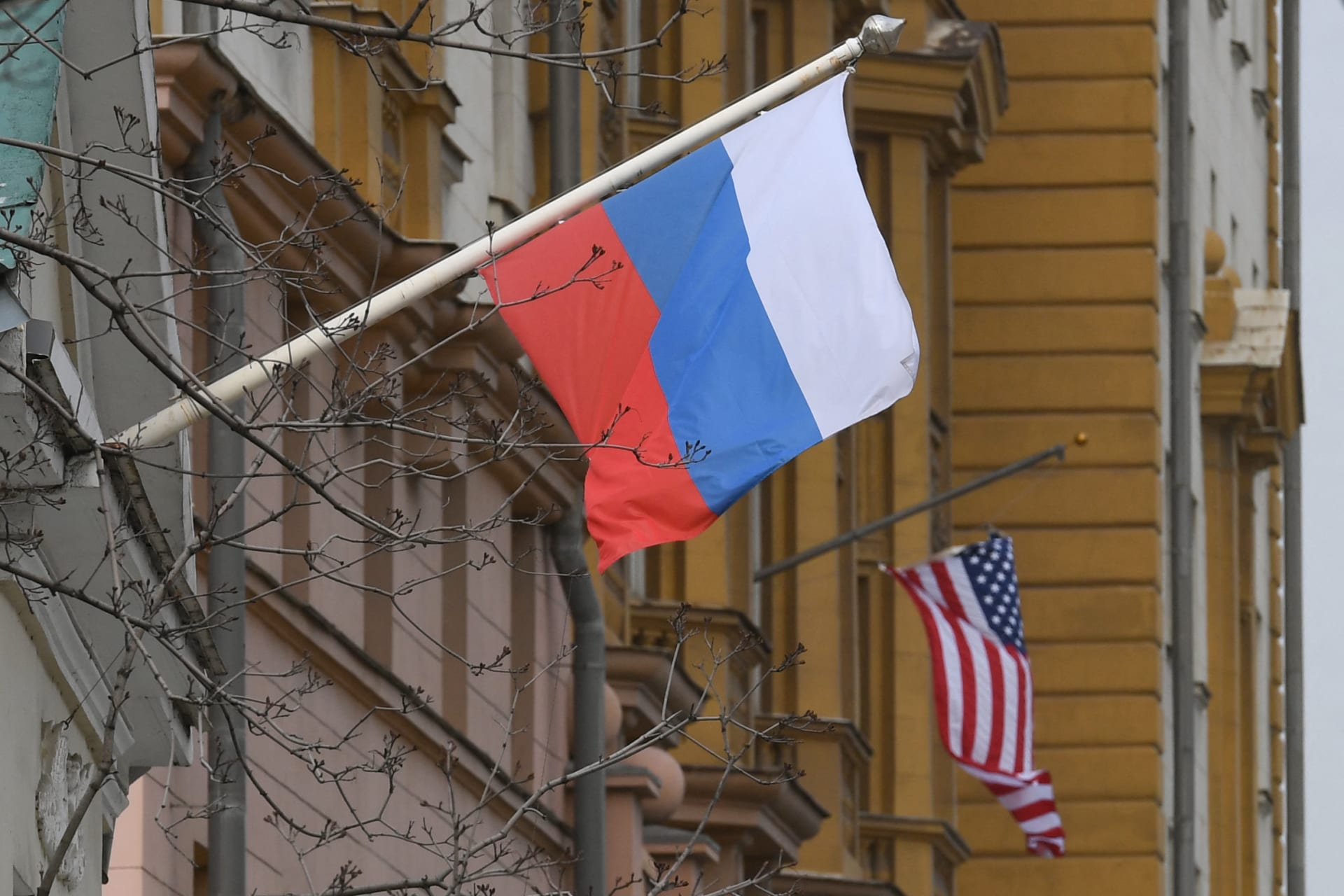 صورة أرشيفية لعلمي الولايات المتحدة و روسيا أعلى السفارة الأمريكية في موسكو 