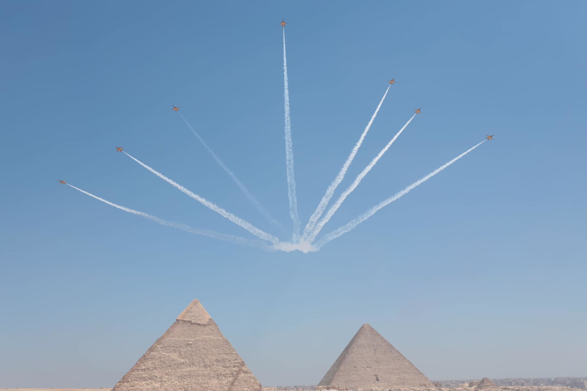 سماء مصر تشهد عرضًا جويًا مبهرًا فوق الأهرامات