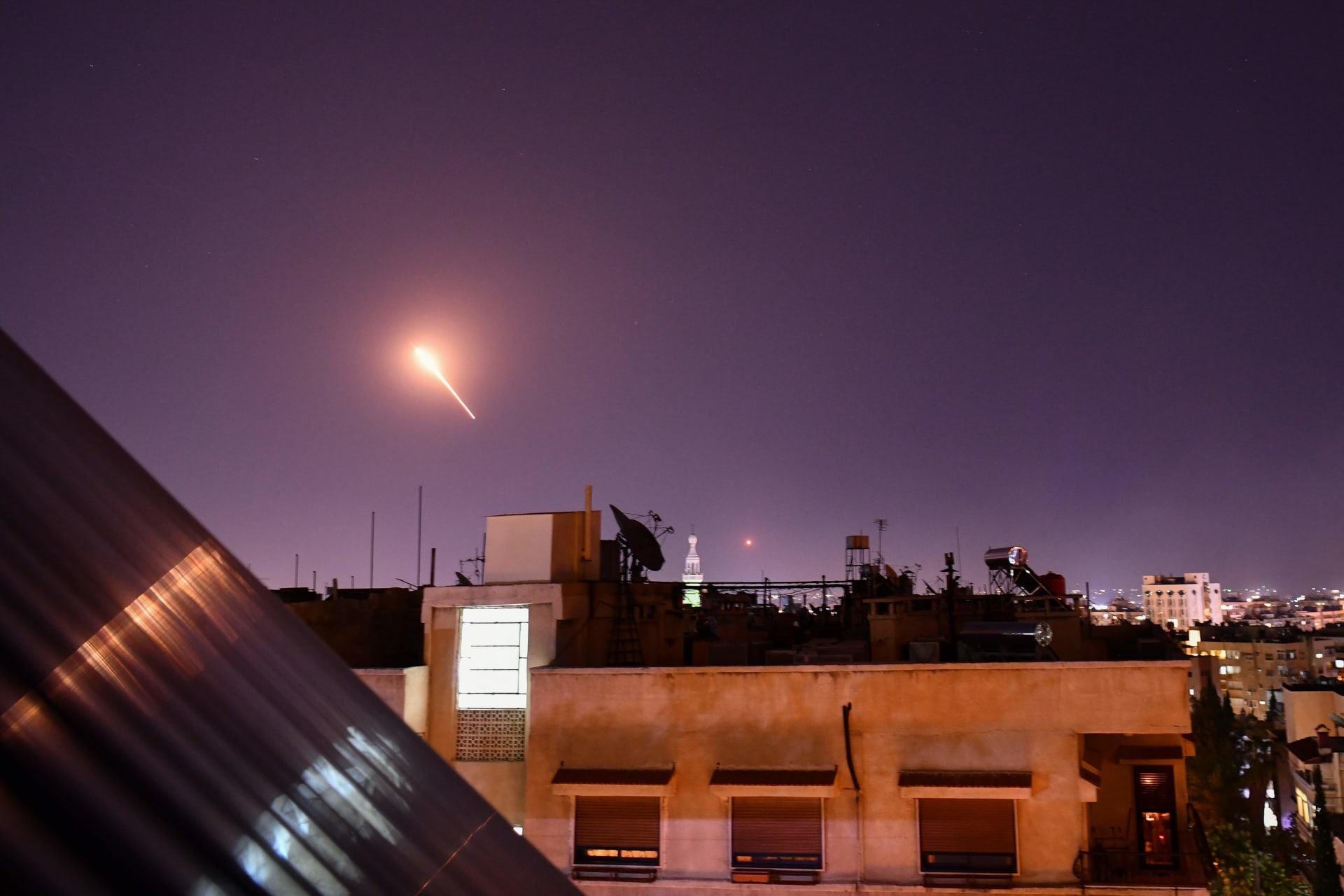 صورة أرشيفية من تصدي الدفاع الجوي السوري لقصف صاروخي 