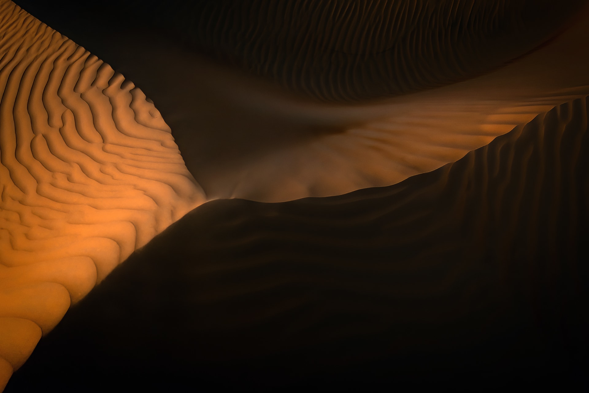 بأبوظبي.. إماراتي يوثّق تباين الضوء والظلال في صحراء ليوا