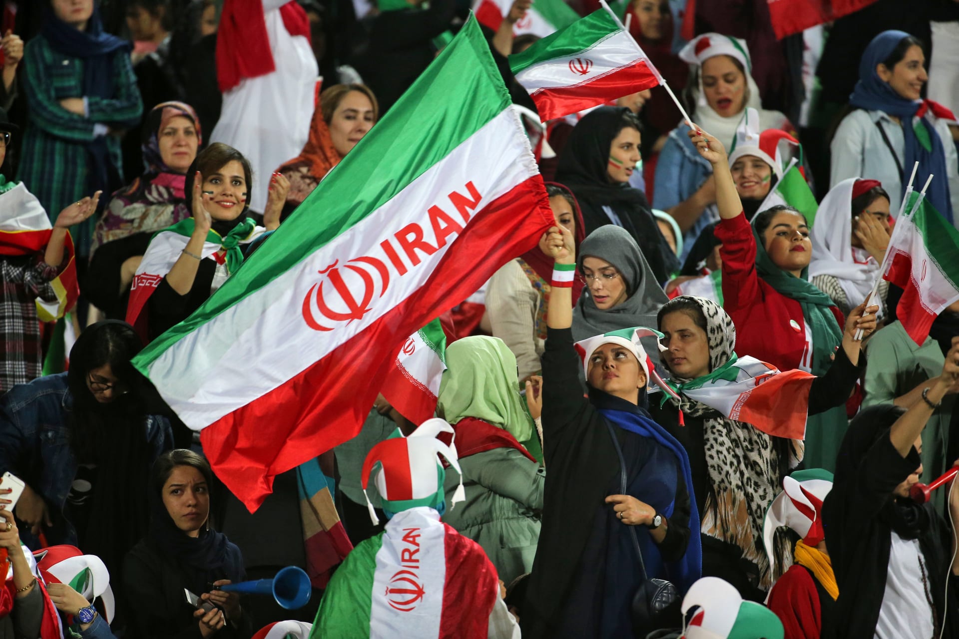 هتفن لـ"الفتاة الزرقاء".. إيرانيات يشاهدن مباراة بالدوري من الملعب لأول مرة منذ 1979