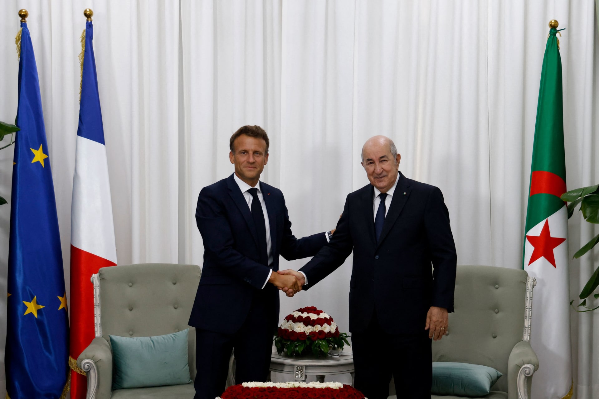 الرئيس الجزائري عبدالمجيد تبون يرحب بنظيره الفرنسي إيمانويل ماكرون